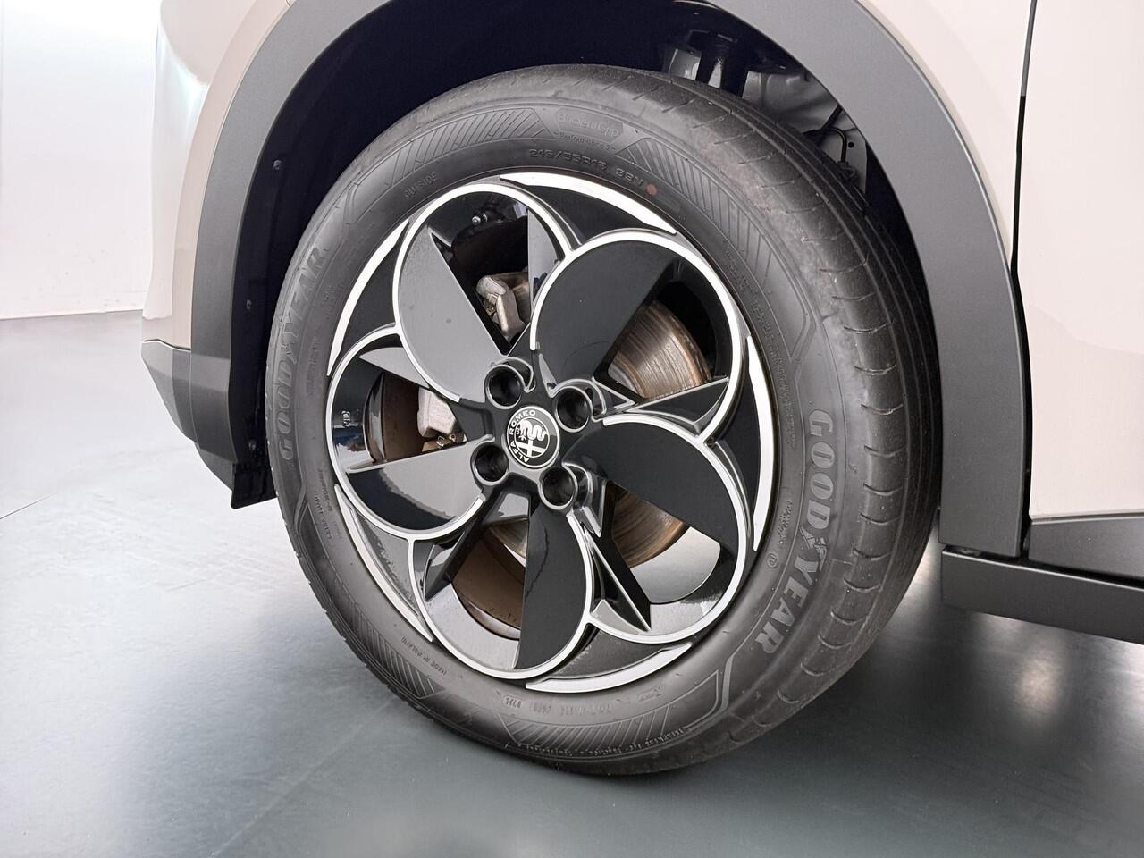 Alfa Romeo Junior Elettrica 54 kWh VAN ¤ 30.900,- VOOR ¤ 26.877,- UW LENTEVOORDEEL ¤ 4.023,-! | 15.000KM!! | FABRIEKSGARANTIE | APPLE CARPLAY| ANDROID AUTO| UNIEKE KLEUR! | ADAPTIVE CRUISE CONTROL|