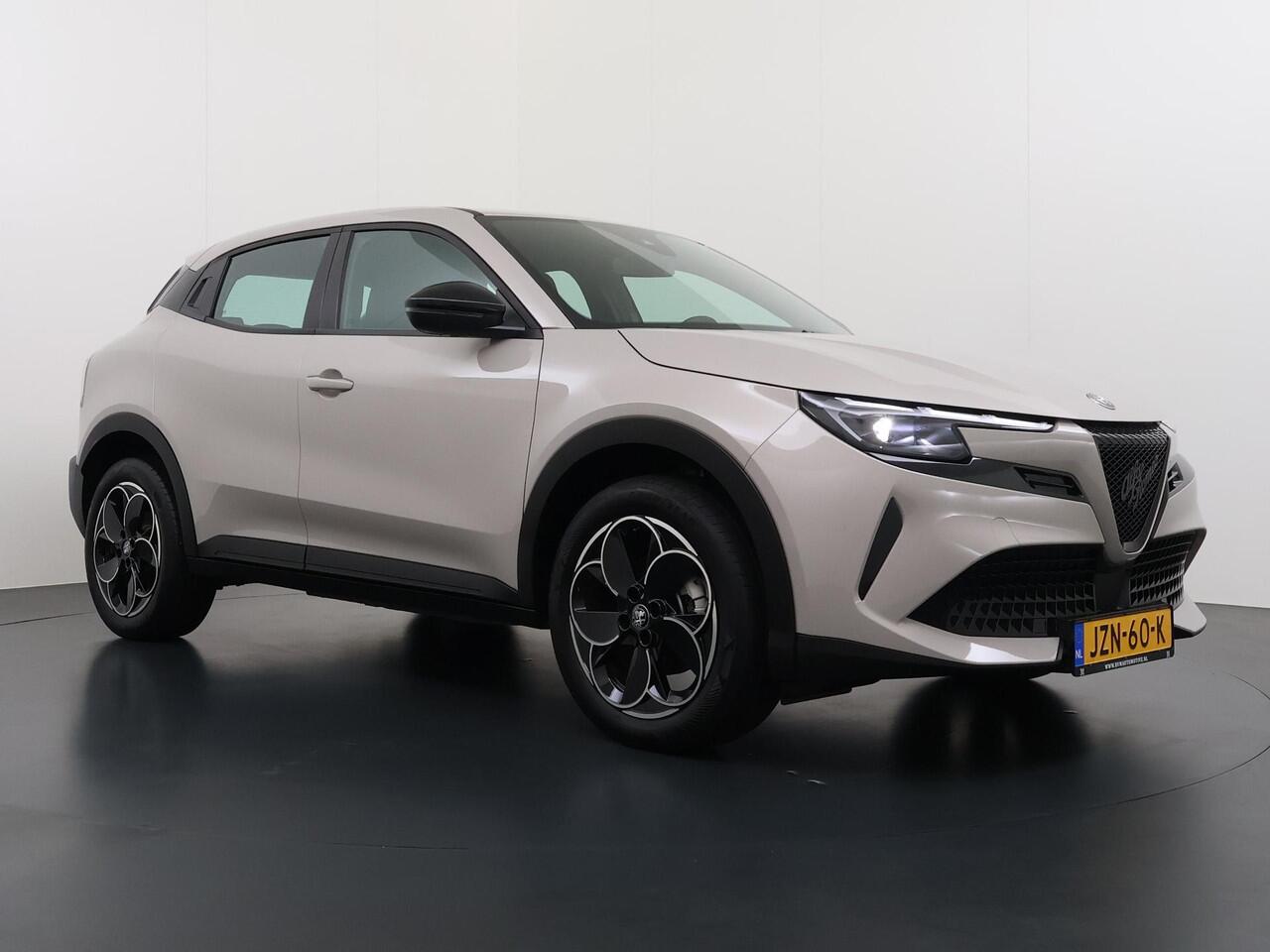 Alfa Romeo Junior Elettrica 54 kWh VAN ¤ 30.900,- VOOR ¤ 26.877,- UW LENTEVOORDEEL ¤ 4.023,-! | 15.000KM!! | FABRIEKSGARANTIE | APPLE CARPLAY| ANDROID AUTO| UNIEKE KLEUR! | ADAPTIVE CRUISE CONTROL|