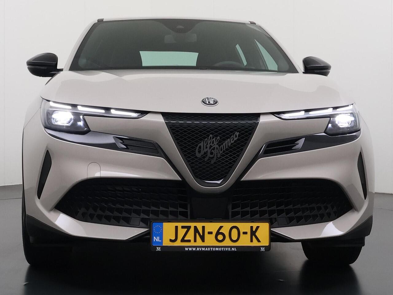 Alfa Romeo Junior Elettrica 54 kWh VAN ¤ 30.900,- VOOR ¤ 26.877,- UW LENTEVOORDEEL ¤ 4.023,-! | 15.000KM!! | FABRIEKSGARANTIE | APPLE CARPLAY| ANDROID AUTO| UNIEKE KLEUR! | ADAPTIVE CRUISE CONTROL|