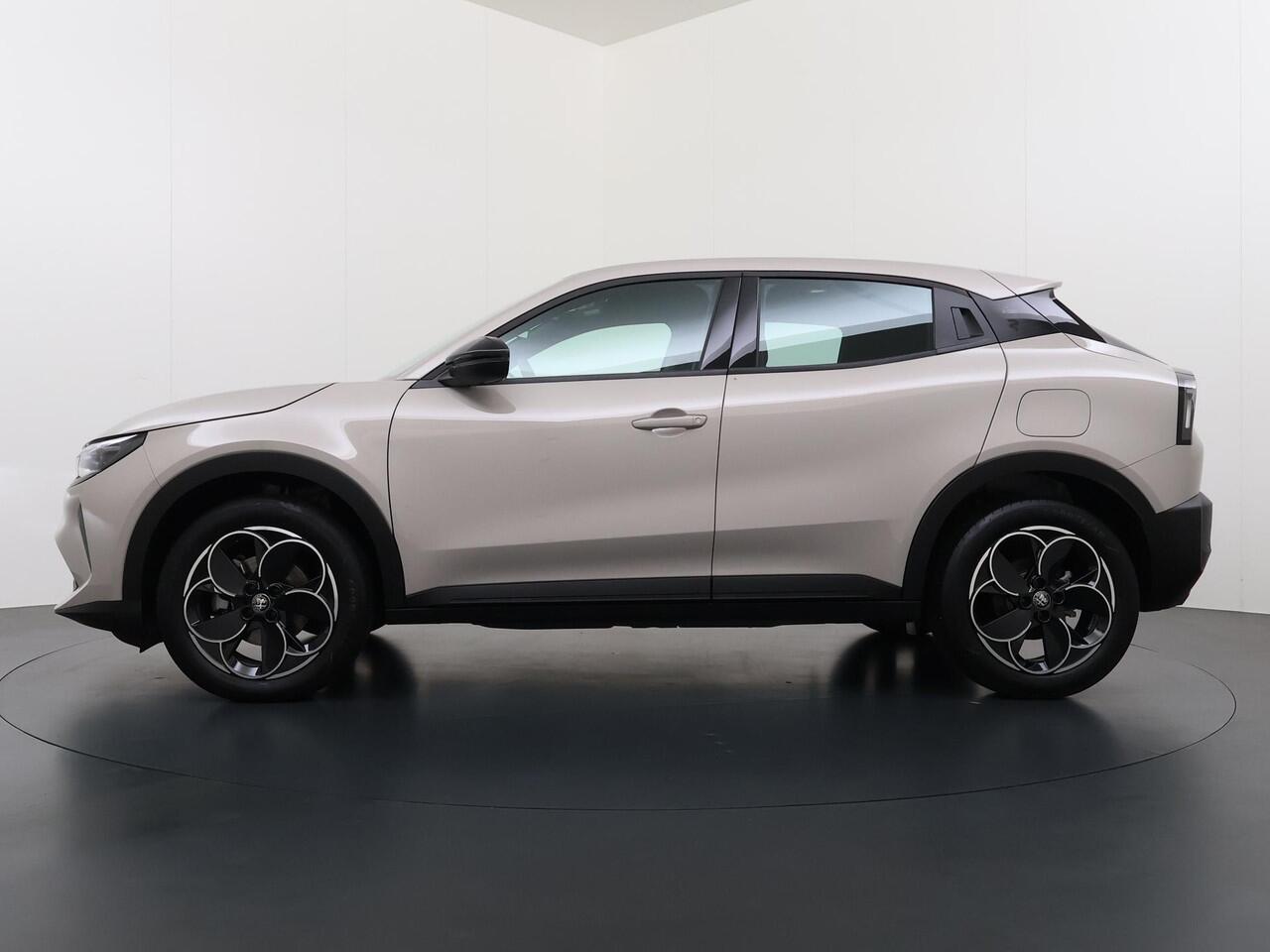 Alfa Romeo Junior Elettrica 54 kWh VAN ¤ 30.900,- VOOR ¤ 26.877,- UW LENTEVOORDEEL ¤ 4.023,-! | 15.000KM!! | FABRIEKSGARANTIE | APPLE CARPLAY| ANDROID AUTO| UNIEKE KLEUR! | ADAPTIVE CRUISE CONTROL|