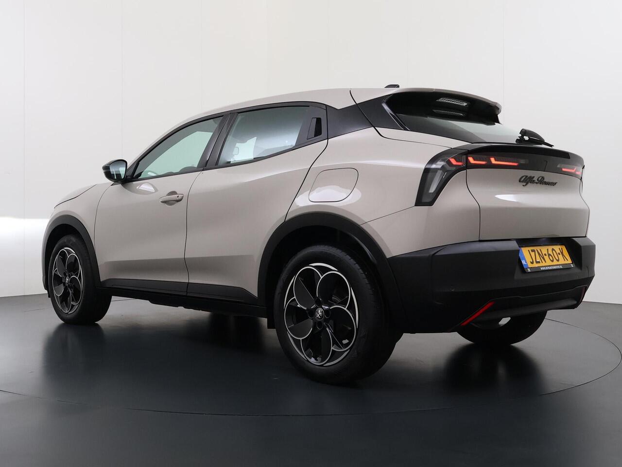 Alfa Romeo Junior Elettrica 54 kWh VAN ¤ 30.900,- VOOR ¤ 26.877,- UW LENTEVOORDEEL ¤ 4.023,-! | 15.000KM!! | FABRIEKSGARANTIE | APPLE CARPLAY| ANDROID AUTO| UNIEKE KLEUR! | ADAPTIVE CRUISE CONTROL|