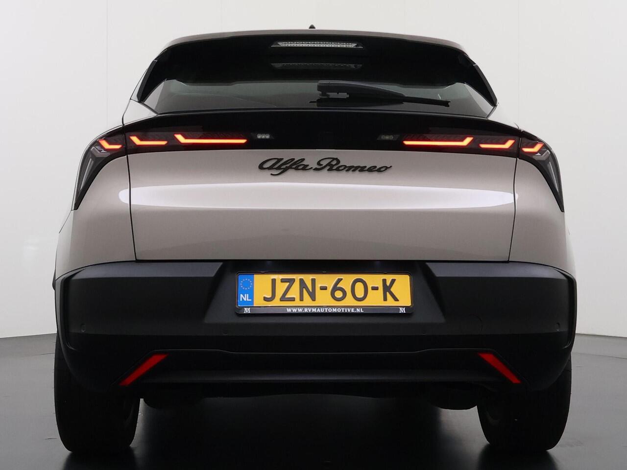 Alfa Romeo Junior Elettrica 54 kWh VAN ¤ 30.900,- VOOR ¤ 26.877,- UW LENTEVOORDEEL ¤ 4.023,-! | 15.000KM!! | FABRIEKSGARANTIE | APPLE CARPLAY| ANDROID AUTO| UNIEKE KLEUR! | ADAPTIVE CRUISE CONTROL|