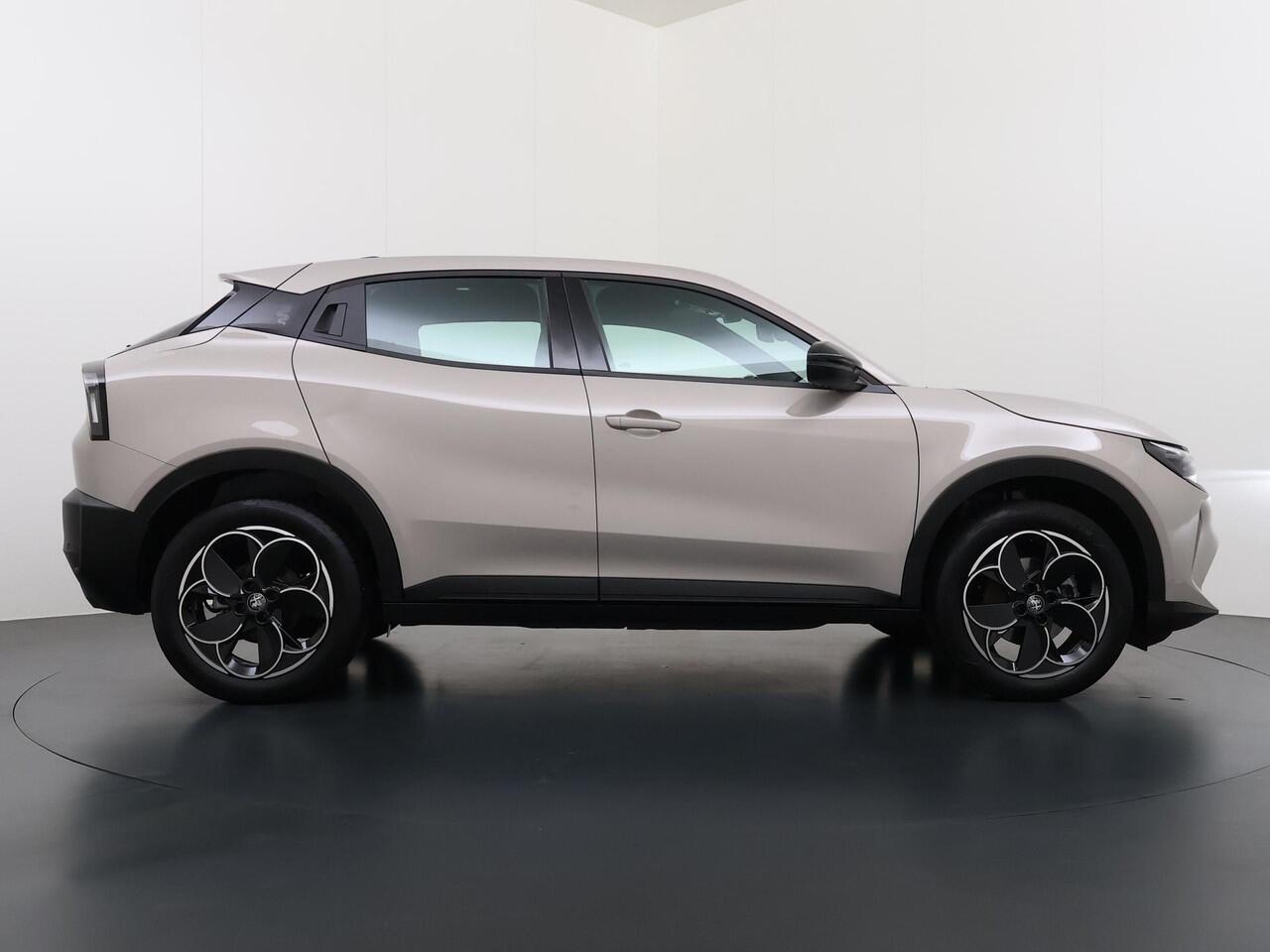 Alfa Romeo Junior Elettrica 54 kWh VAN ¤ 30.900,- VOOR ¤ 26.877,- UW LENTEVOORDEEL ¤ 4.023,-! | 15.000KM!! | FABRIEKSGARANTIE | APPLE CARPLAY| ANDROID AUTO| UNIEKE KLEUR! | ADAPTIVE CRUISE CONTROL|