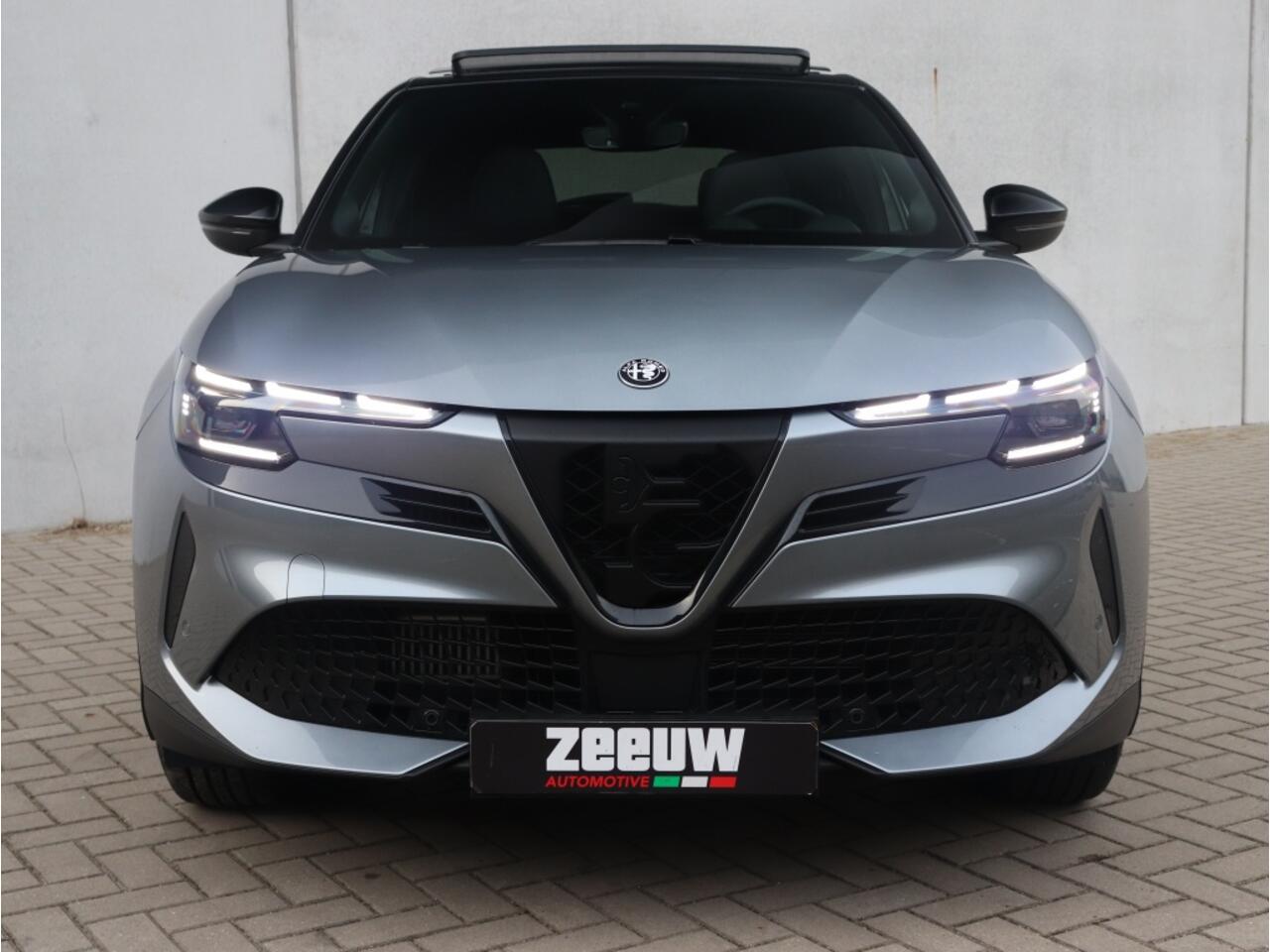 Alfa Romeo Junior 1.2 Turbo 136 PK Ibrida Speciale | Techno | Pano | 18"