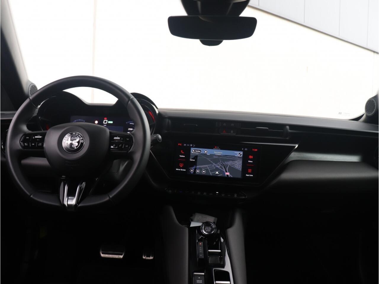 Alfa Romeo Junior 1.2 Turbo 136 PK Ibrida Speciale | Techno | Pano | 18"