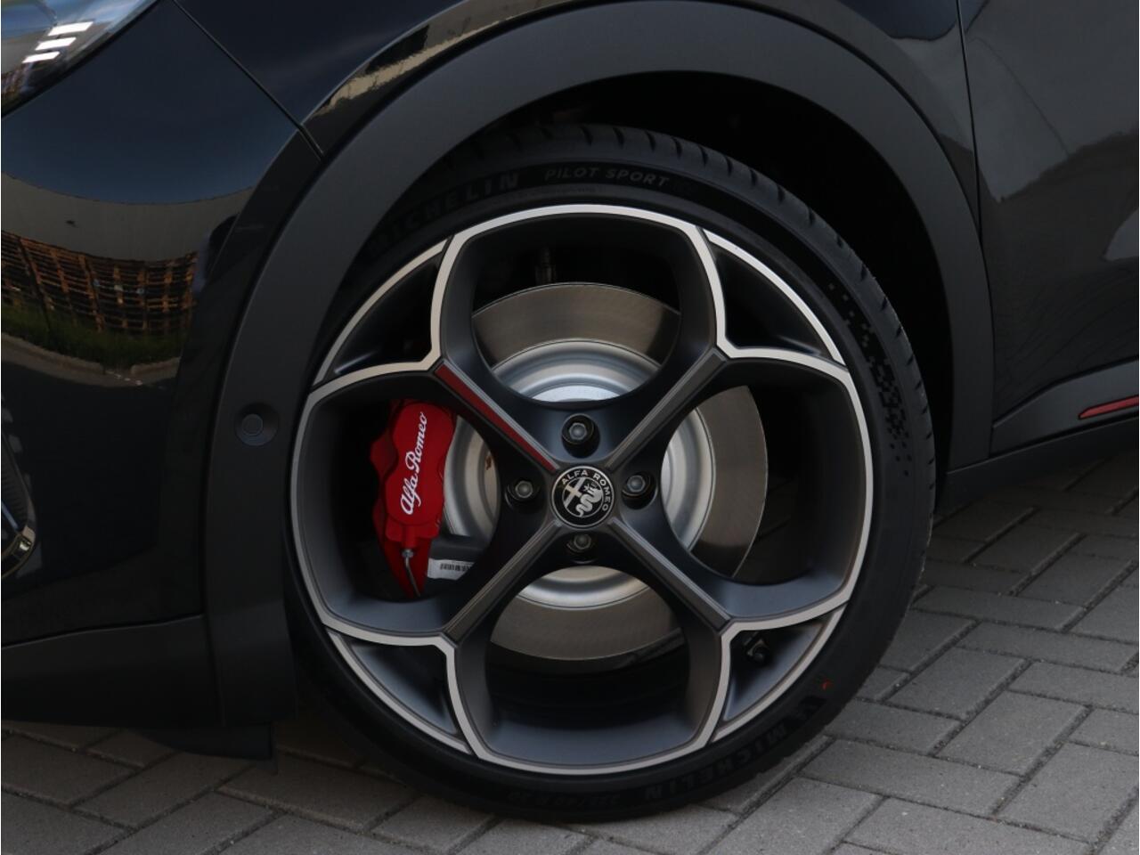 Alfa Romeo Junior Veloce 54 kWh 280 PK | Sport Pack | Techno Pack | 20"