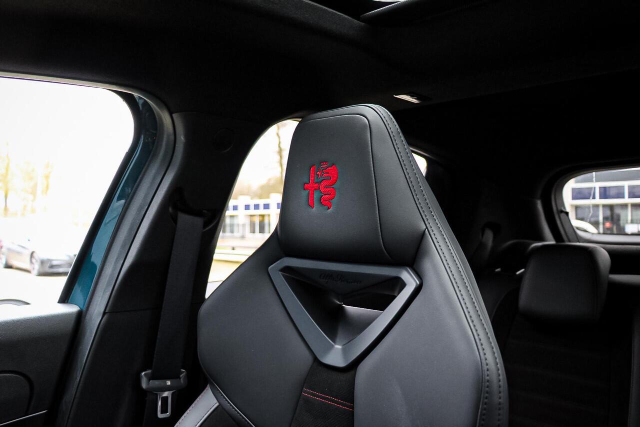 Alfa Romeo Junior 1.2 145pk Turbo Hybrid Ibrida Speciale Sabelt Sport-stoelen/ Panorama-Schuif-Kanteldak/Pack Sport/Tech Pack/LED verlichting