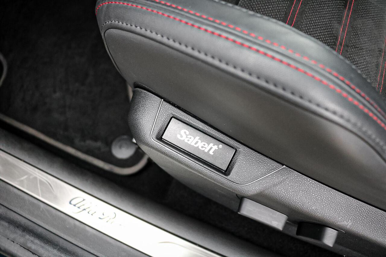 Alfa Romeo Junior 1.2 145pk Turbo Hybrid Ibrida Speciale Sabelt Sport-stoelen/ Panorama-Schuif-Kanteldak/Pack Sport/Tech Pack/LED verlichting