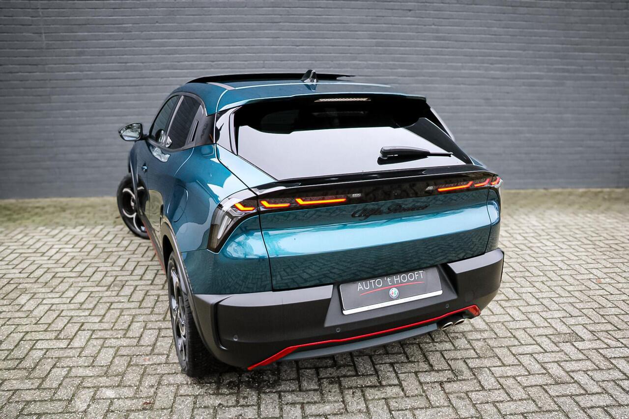 Alfa Romeo Junior 1.2 145pk Turbo Hybrid Ibrida Speciale Sabelt Sport-stoelen/ Panorama-Schuif-Kanteldak/Pack Sport/Tech Pack/LED verlichting