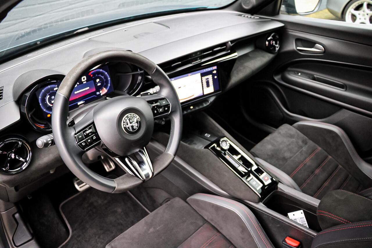 Alfa Romeo Junior 1.2 145pk Turbo Hybrid Ibrida Speciale Sabelt Sport-stoelen/ Panorama-Schuif-Kanteldak/Pack Sport/Tech Pack/LED verlichting