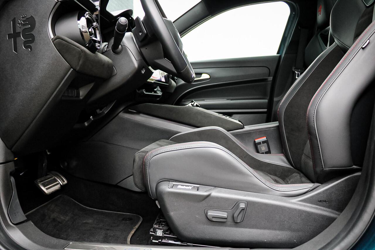 Alfa Romeo Junior 1.2 145pk Turbo Hybrid Ibrida Speciale Sabelt Sport-stoelen/ Panorama-Schuif-Kanteldak/Pack Sport/Tech Pack/LED verlichting