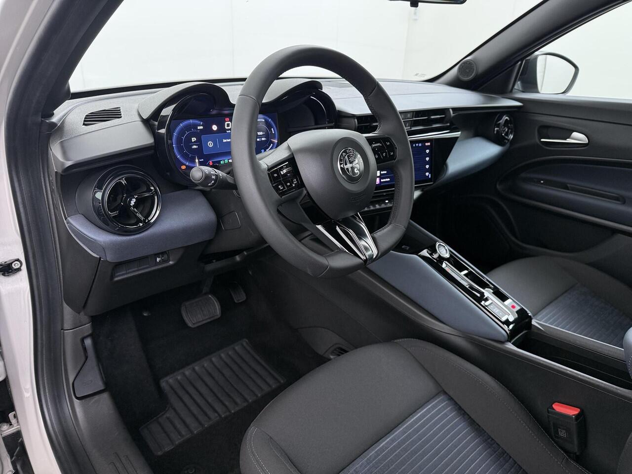 Alfa Romeo Junior Elettrica 54 kWh LMV | Apple CarPlay |