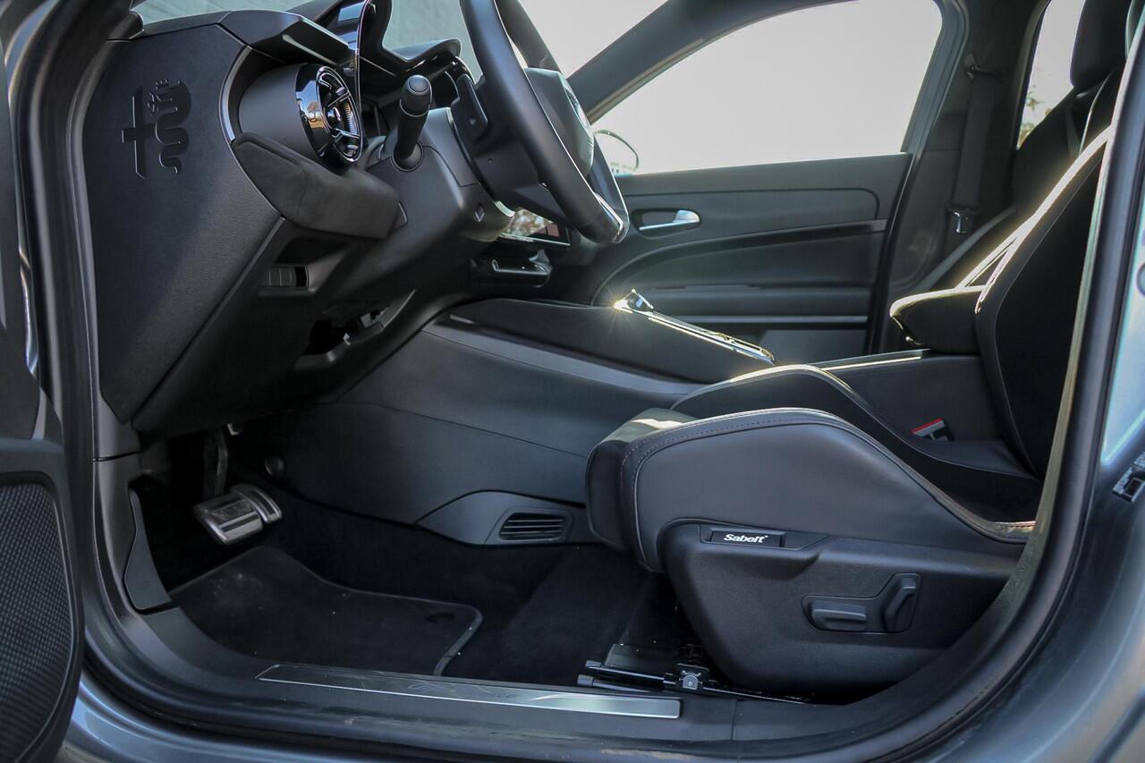 Alfa Romeo Junior 1.2 Turbo 145PK Hybrid Ibrida Speciale PANO / SABELT / ADAPT. CRUISE