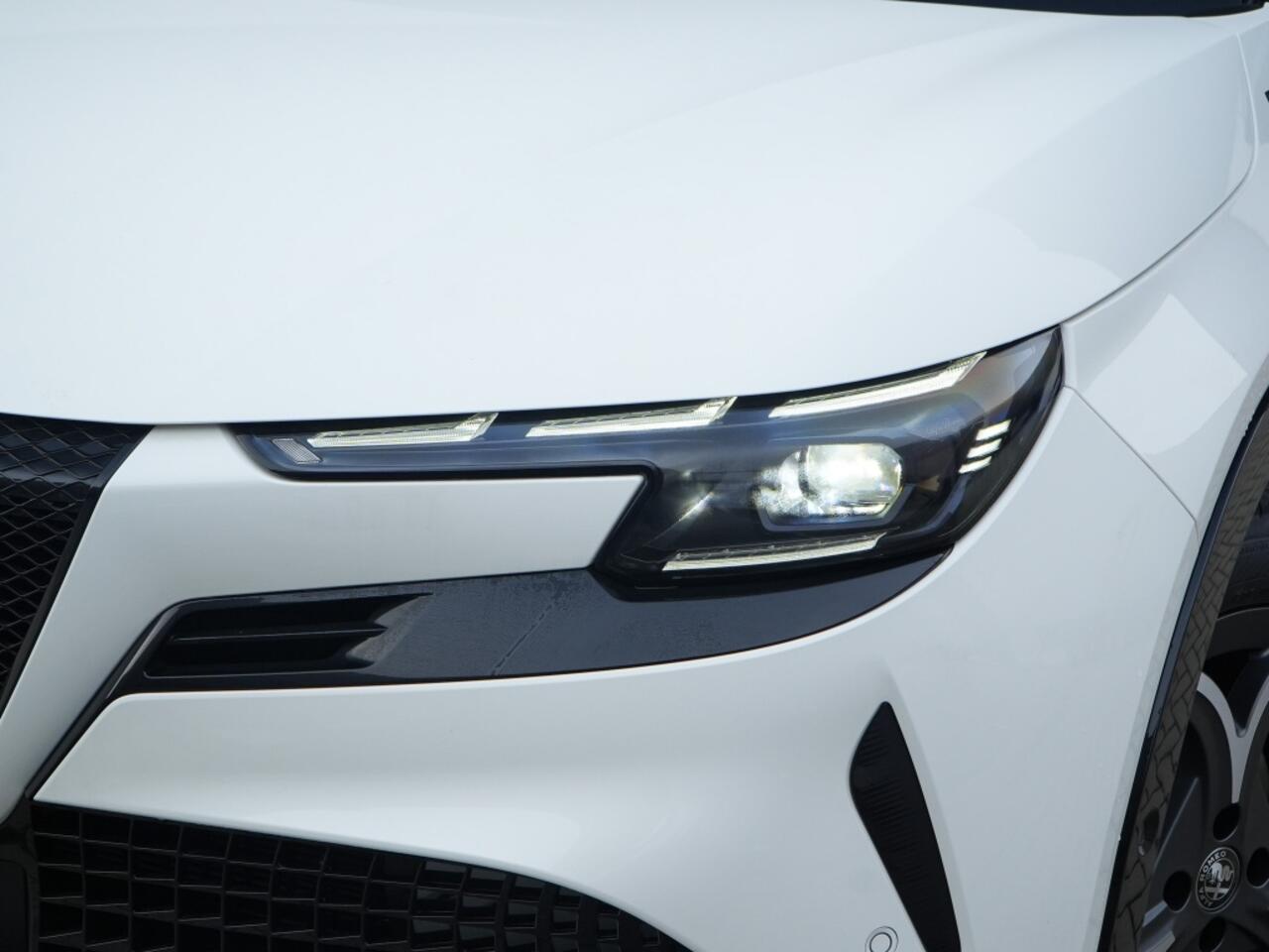 Alfa Romeo Junior 1.2 Turbo Ibrida 145 PK Sport Speciale | Pano | Techno | 18"