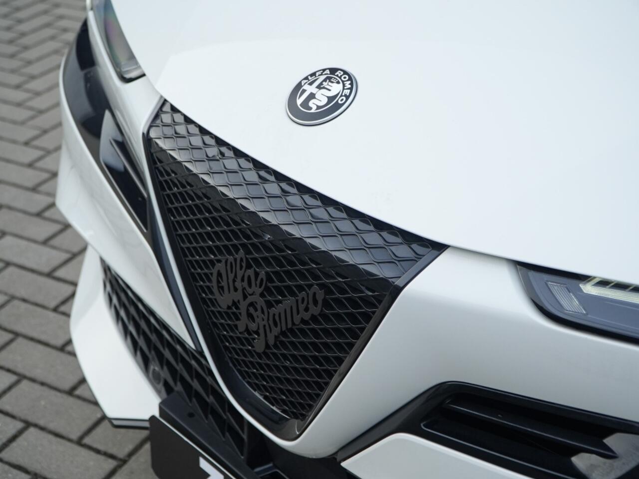 Alfa Romeo Junior 1.2 Turbo Ibrida 145 PK Sport Speciale | Pano | Techno | 18"