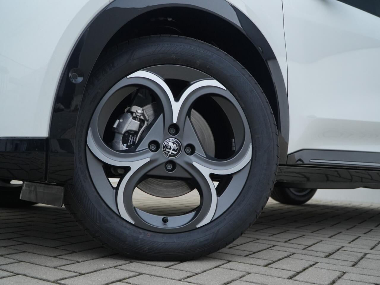 Alfa Romeo Junior 1.2 Turbo Ibrida 145 PK Sport Speciale | Pano | Techno | 18"