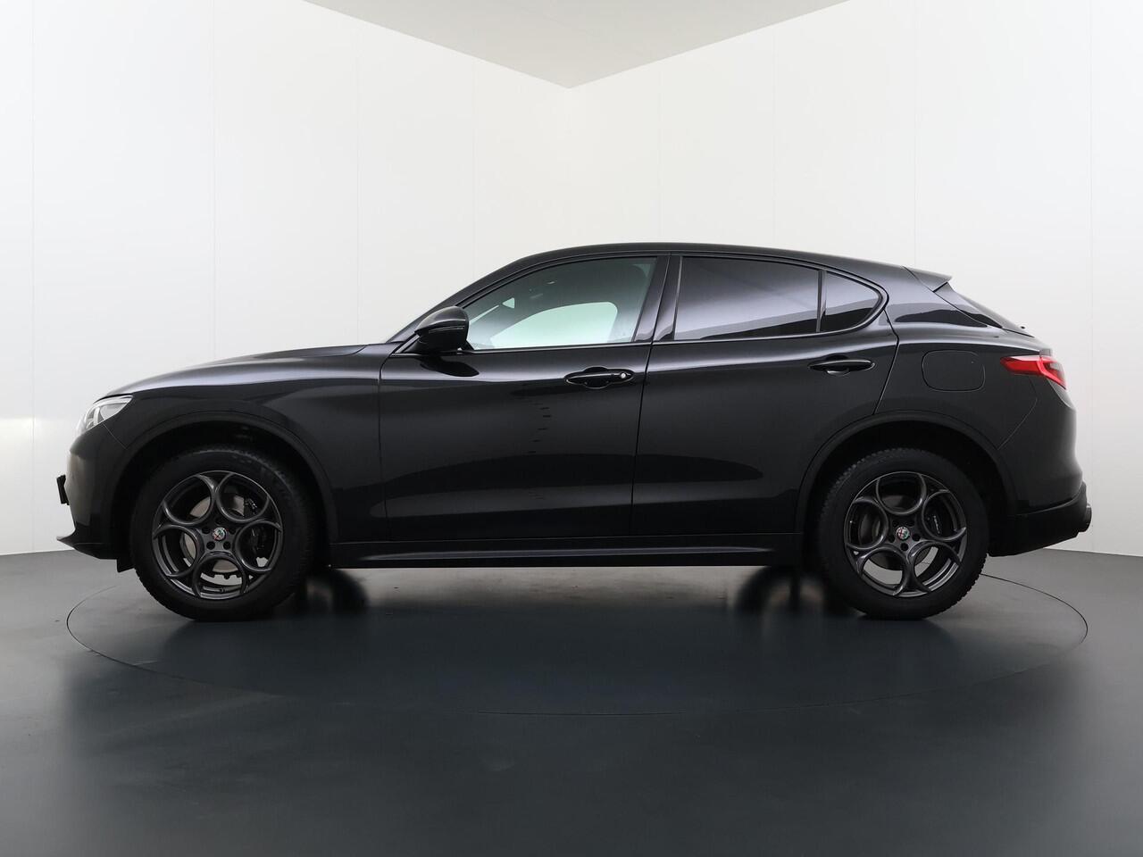 Alfa Romeo Stelvio 2.0 T AWD Super VAN ¤ 33.900,- VOOR ¤ 28.877, - UW LENTEVOORDEEL: ¤ 5.023,-! | BOMVOL| STOEL/ STUURVERW.| ELEK. ACHTERKLEP| CAMERA| MEM. STOEL| DODE HOEK| APPLE CARPLAY| RIJKLAARPRIJS. INCL 12 MND BOVAG GARANTIE