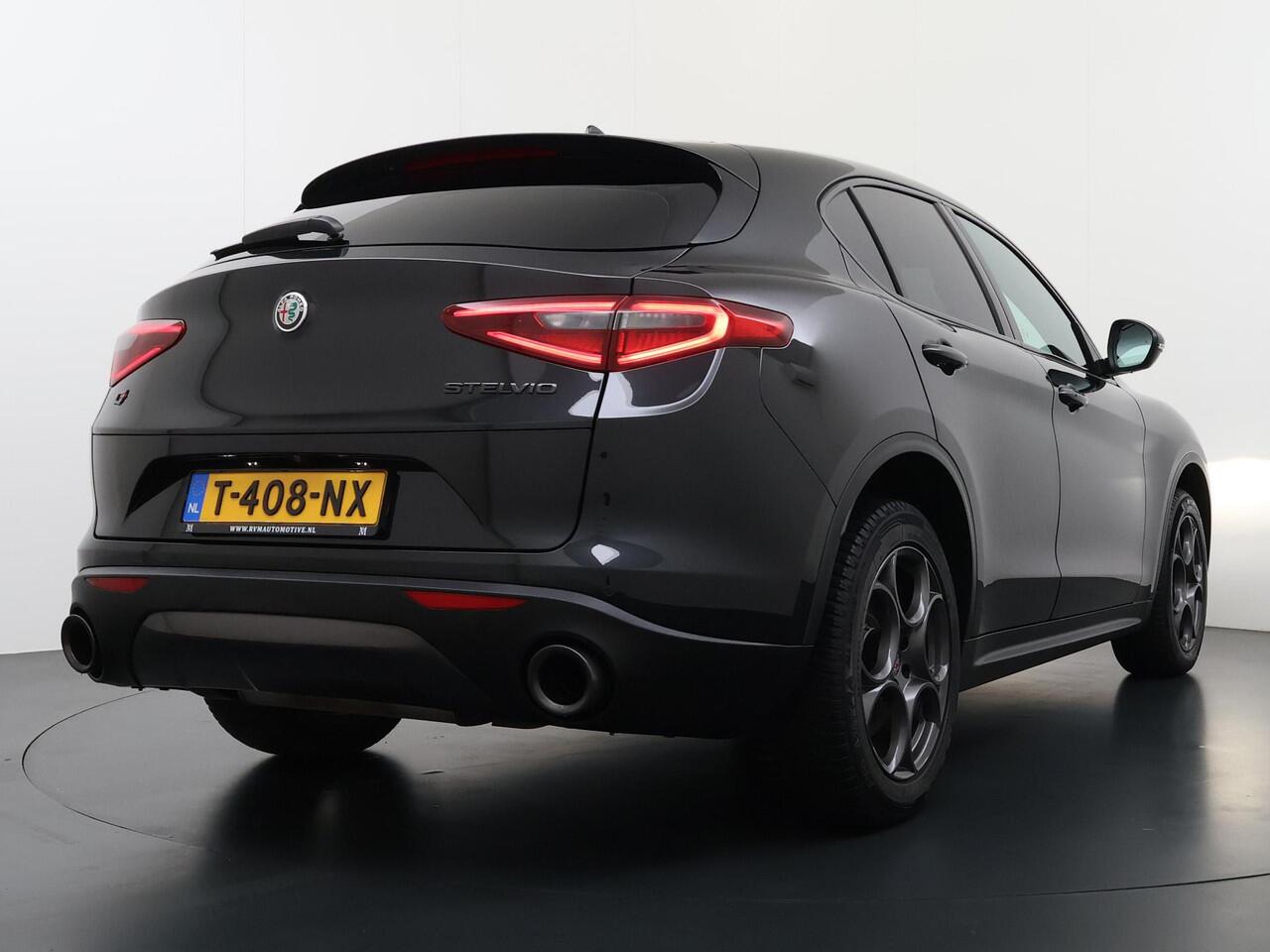 Alfa Romeo Stelvio 2.0 T AWD Super VAN ¤ 33.900,- VOOR ¤ 28.877, - UW LENTEVOORDEEL: ¤ 5.023,-! | BOMVOL| STOEL/ STUURVERW.| ELEK. ACHTERKLEP| CAMERA| MEM. STOEL| DODE HOEK| APPLE CARPLAY| RIJKLAARPRIJS. INCL 12 MND BOVAG GARANTIE