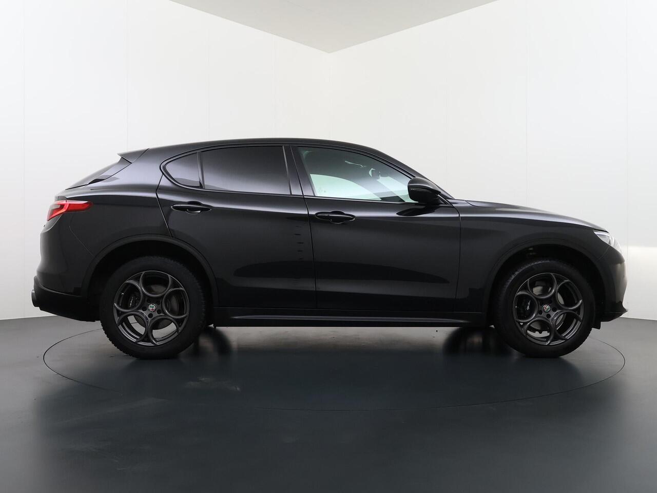 Alfa Romeo Stelvio 2.0 T AWD Super VAN ¤ 33.900,- VOOR ¤ 28.877, - UW LENTEVOORDEEL: ¤ 5.023,-! | BOMVOL| STOEL/ STUURVERW.| ELEK. ACHTERKLEP| CAMERA| MEM. STOEL| DODE HOEK| APPLE CARPLAY| RIJKLAARPRIJS. INCL 12 MND BOVAG GARANTIE