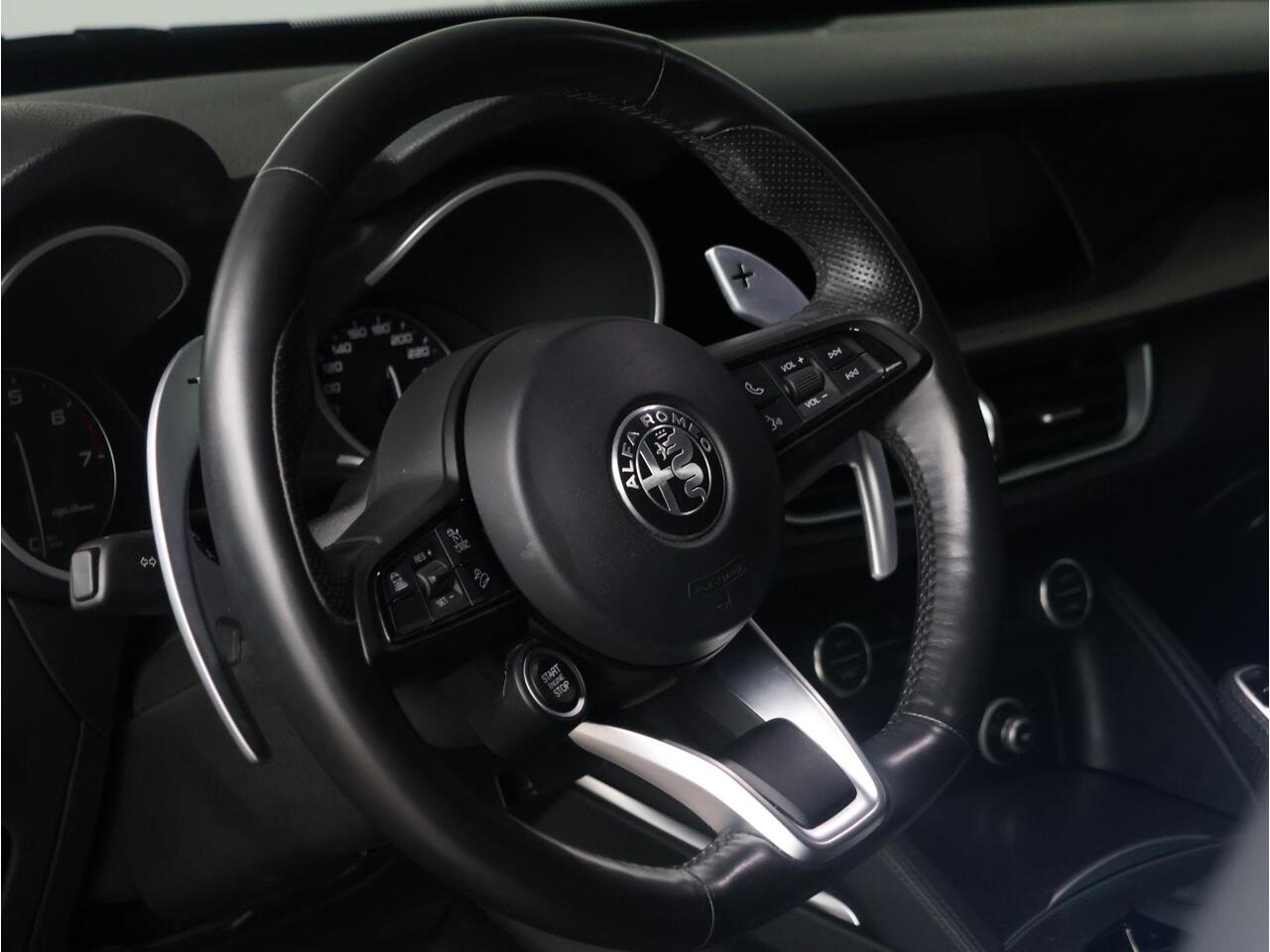 Alfa Romeo Stelvio 2.0 T AWD Veloce | Sportstoelen | Adap. Cruise Control | Schakelflippers | 20" velgen | Stoel- en stuurverwarming