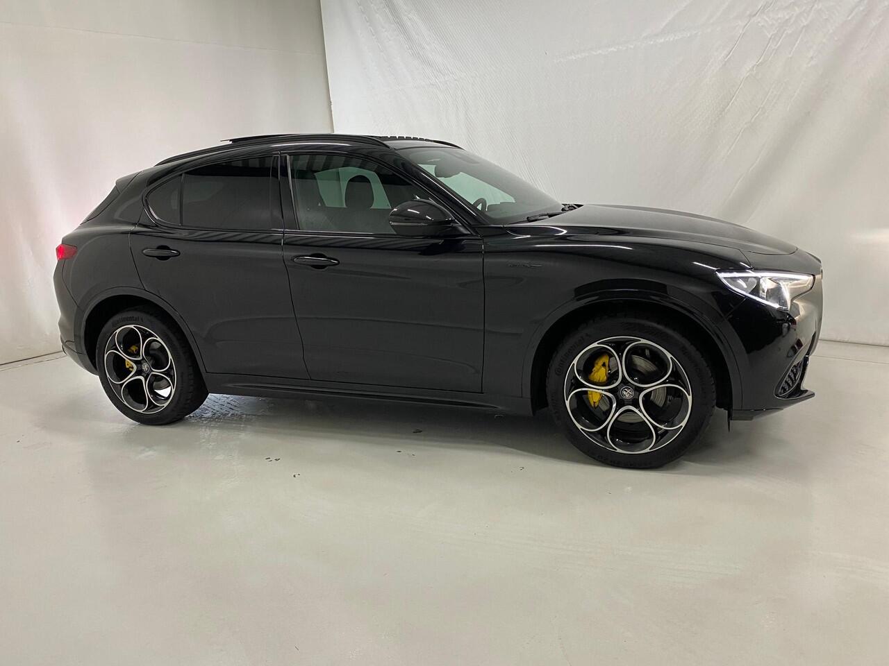 Alfa Romeo Stelvio 2.0 T AWD Veloce Pano Soundsysteem Theatre 400 Watt 20 Inch Leer Camera stuurwiel verwarmd ACC