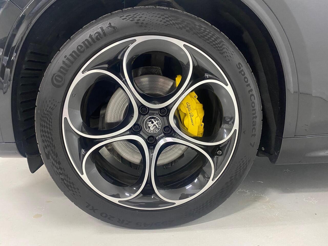 Alfa Romeo Stelvio 2.0 T AWD Veloce Pano Soundsysteem Theatre 400 Watt 20 Inch Leer Camera stuurwiel verwarmd ACC