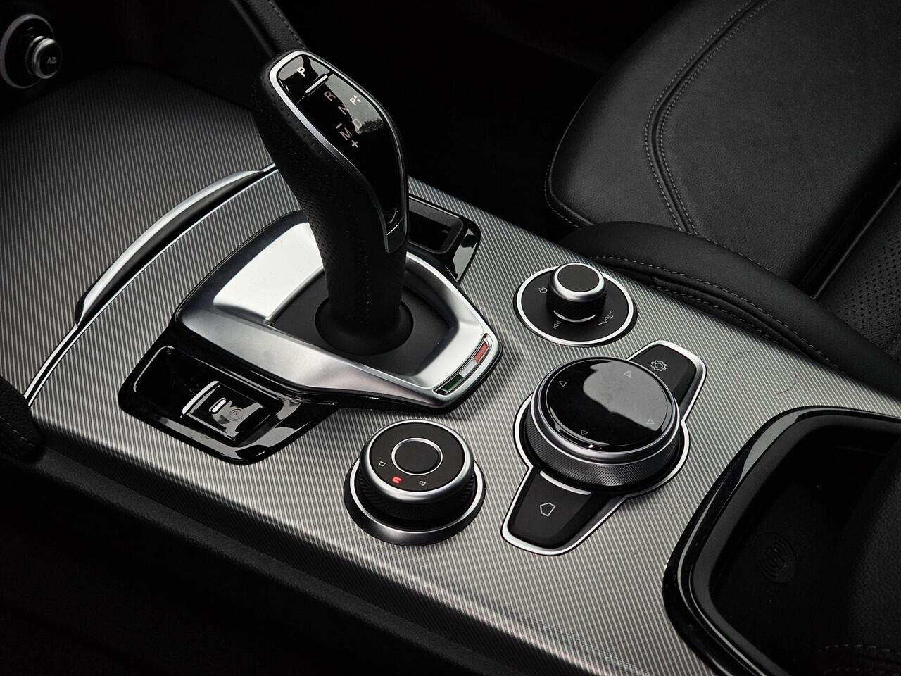 Alfa Romeo Stelvio 2.0 T GME AWD Veloce / HARMAN KAR. / ADAS 2 /