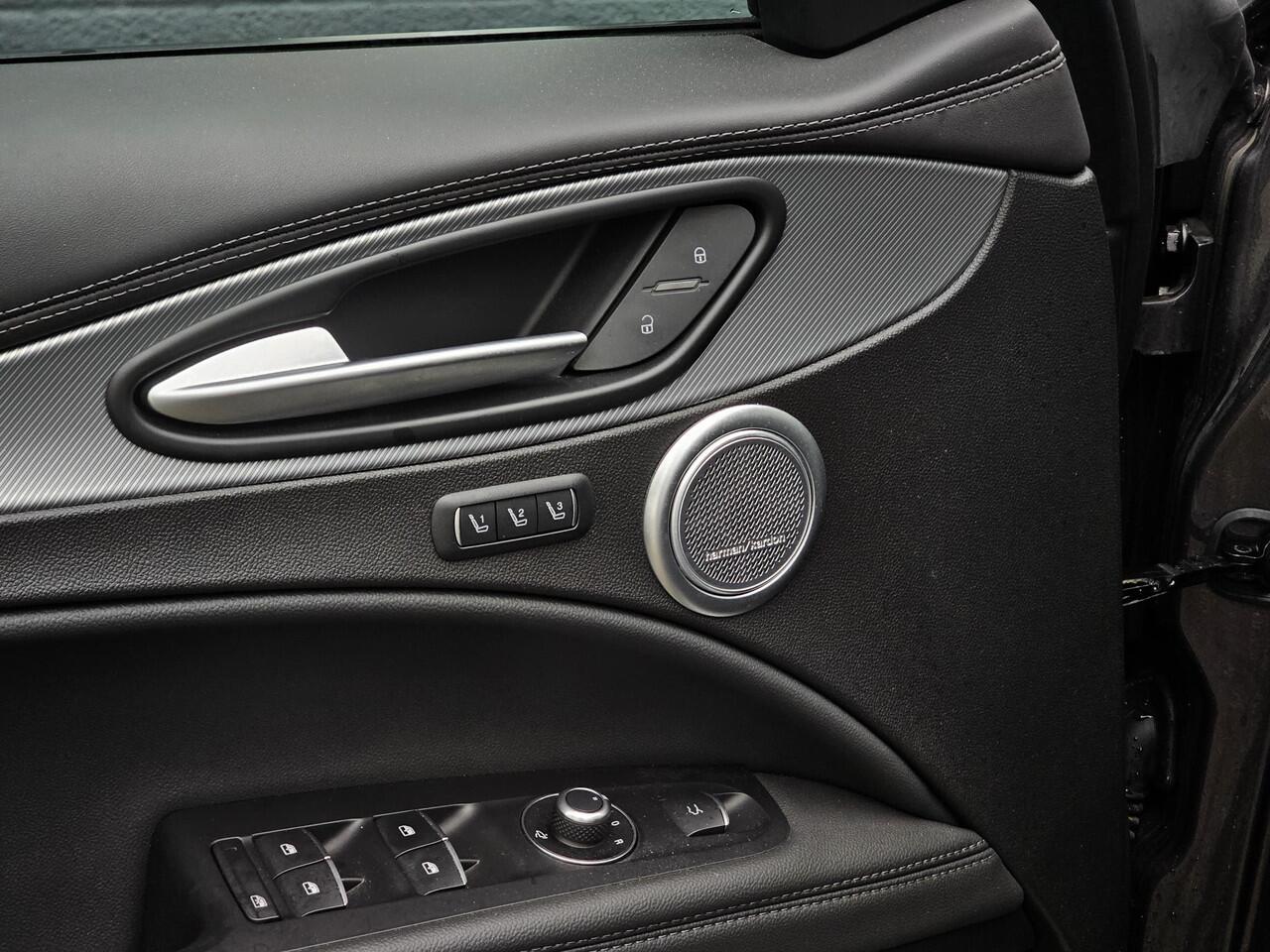 Alfa Romeo Stelvio 2.0 T GME AWD Veloce / HARMAN KAR. / ADAS 2 /