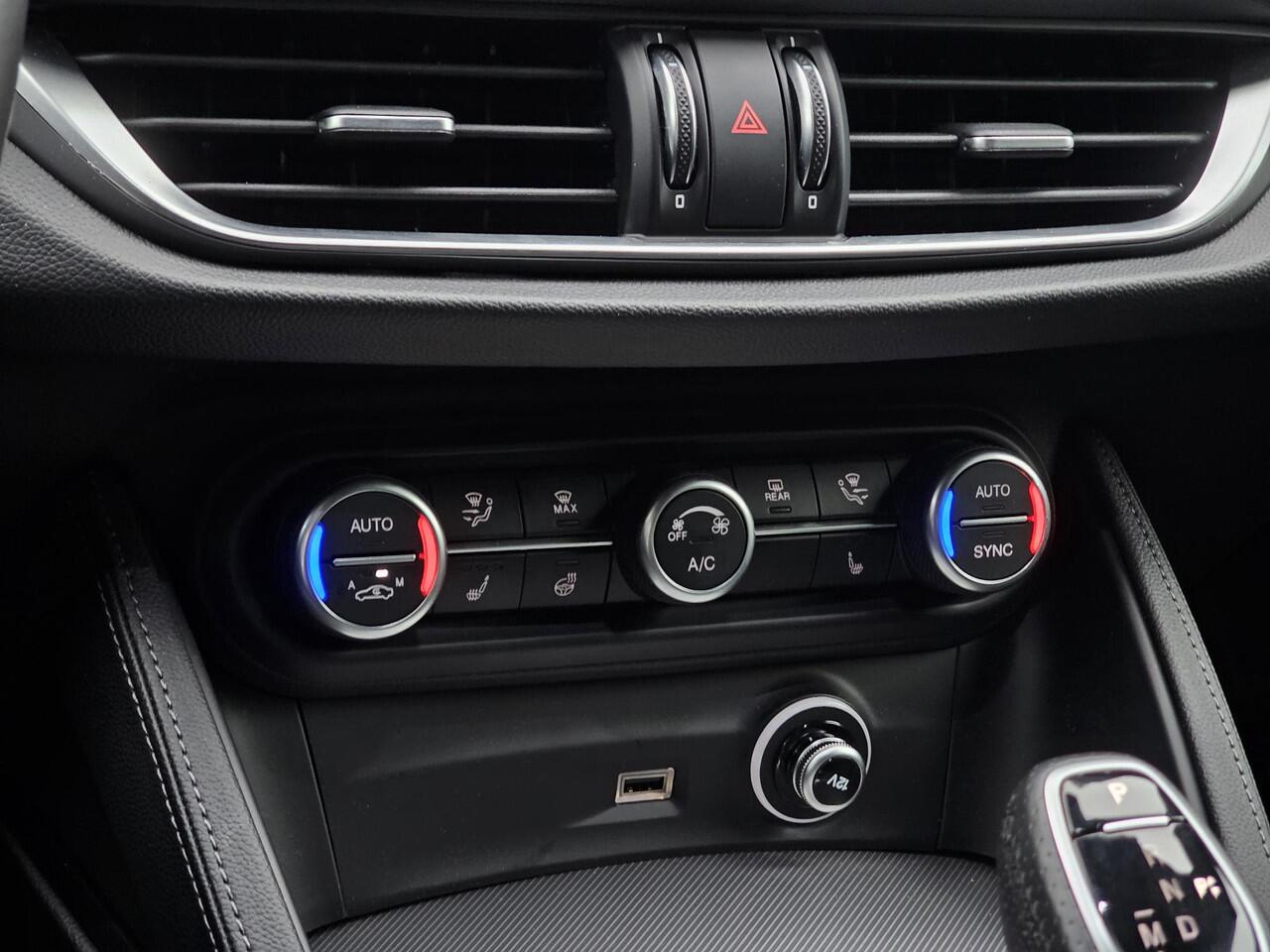 Alfa Romeo Stelvio 2.0 T GME AWD Veloce / HARMAN KAR. / ADAS 2 /