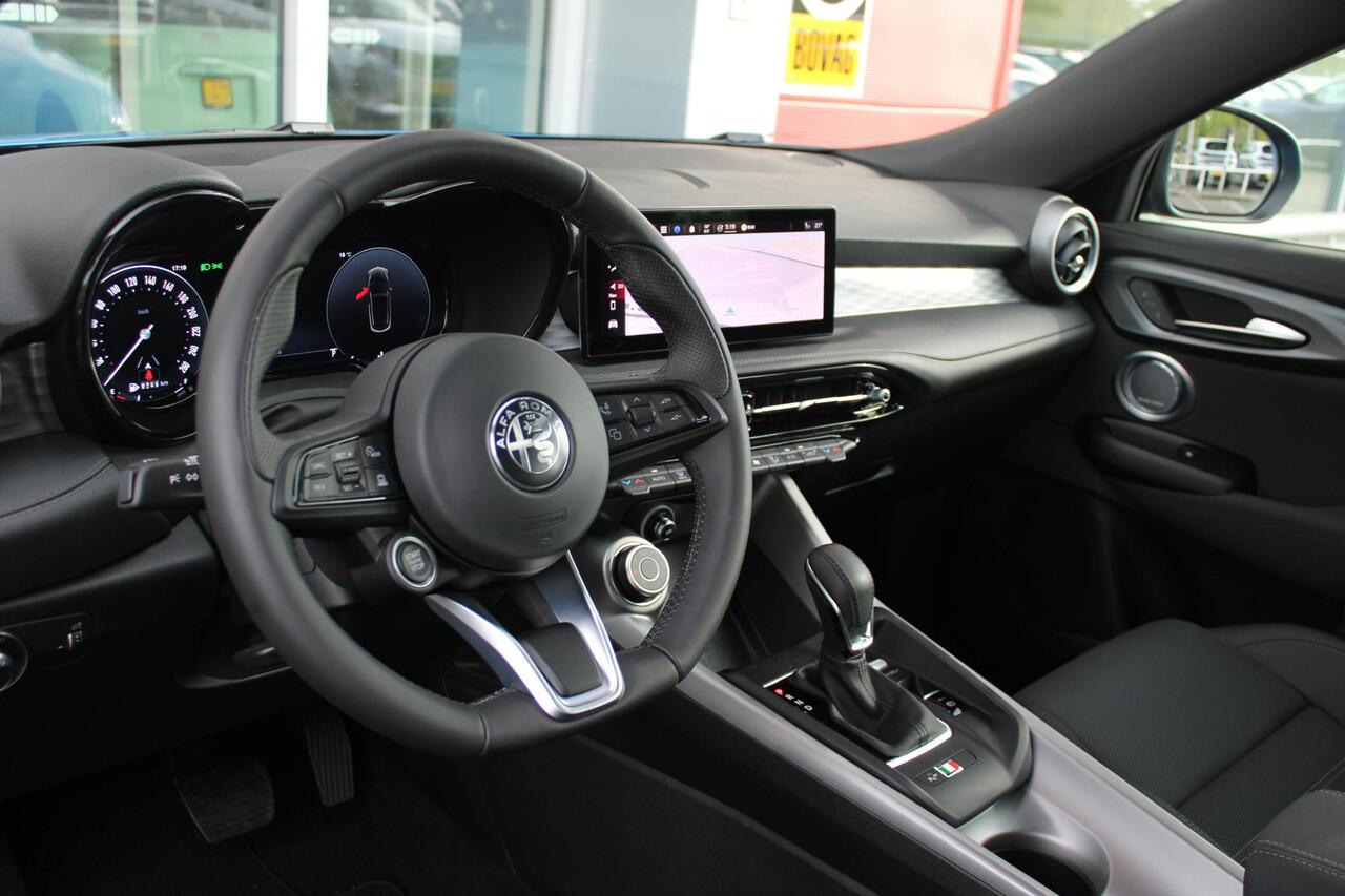 Alfa Romeo Tonale 1.5T 160PK Hybrid Ti | NIEUWE AUTO! | ELEKTRISCH BEDIENBARE VOORSTOELEN MET GEHEUGENFUNCTIE | HARMAN EN KARDON AUDIO | FULL LED KOPLAMPEN | 18" LICHTMETALEN VELGEN | CLIMATE CONTROL | NAVIGATIE | DRAADLOZE APPLE CARPLAY/ANDROID AUTO | ADAPTIVE CRUISE CONT