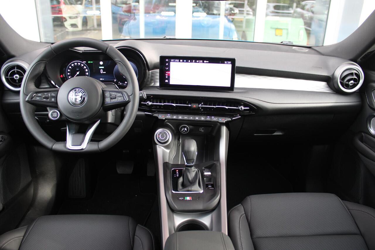 Alfa Romeo Tonale 1.5T 160PK Hybrid Ti | NIEUWE AUTO! | ELEKTRISCH BEDIENBARE VOORSTOELEN MET GEHEUGENFUNCTIE | HARMAN EN KARDON AUDIO | FULL LED KOPLAMPEN | 18" LICHTMETALEN VELGEN | CLIMATE CONTROL | NAVIGATIE | DRAADLOZE APPLE CARPLAY/ANDROID AUTO | ADAPTIVE CRUISE CONT