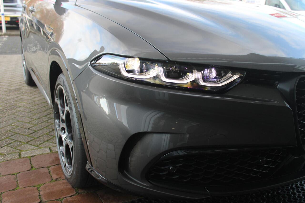 Alfa Romeo Tonale 1.5T 160PK Hybrid VELOCE | PREMIUM PACK: LEDEREN BEKLEDING/GEVENTILEERDE VOORSTOELEN/4-VOUDIG ELEKTRISCH VERSTELBARE LENDESTEUN VOORSTOELEN/HOOGGLANS ZWARTE RAAMOMLIJSTING/AMBIENT LIGHTING | TECHNOLOGY PACK: PARKEERWAARSCHUWING VOOR EN ACHTER/360° CAMERA/