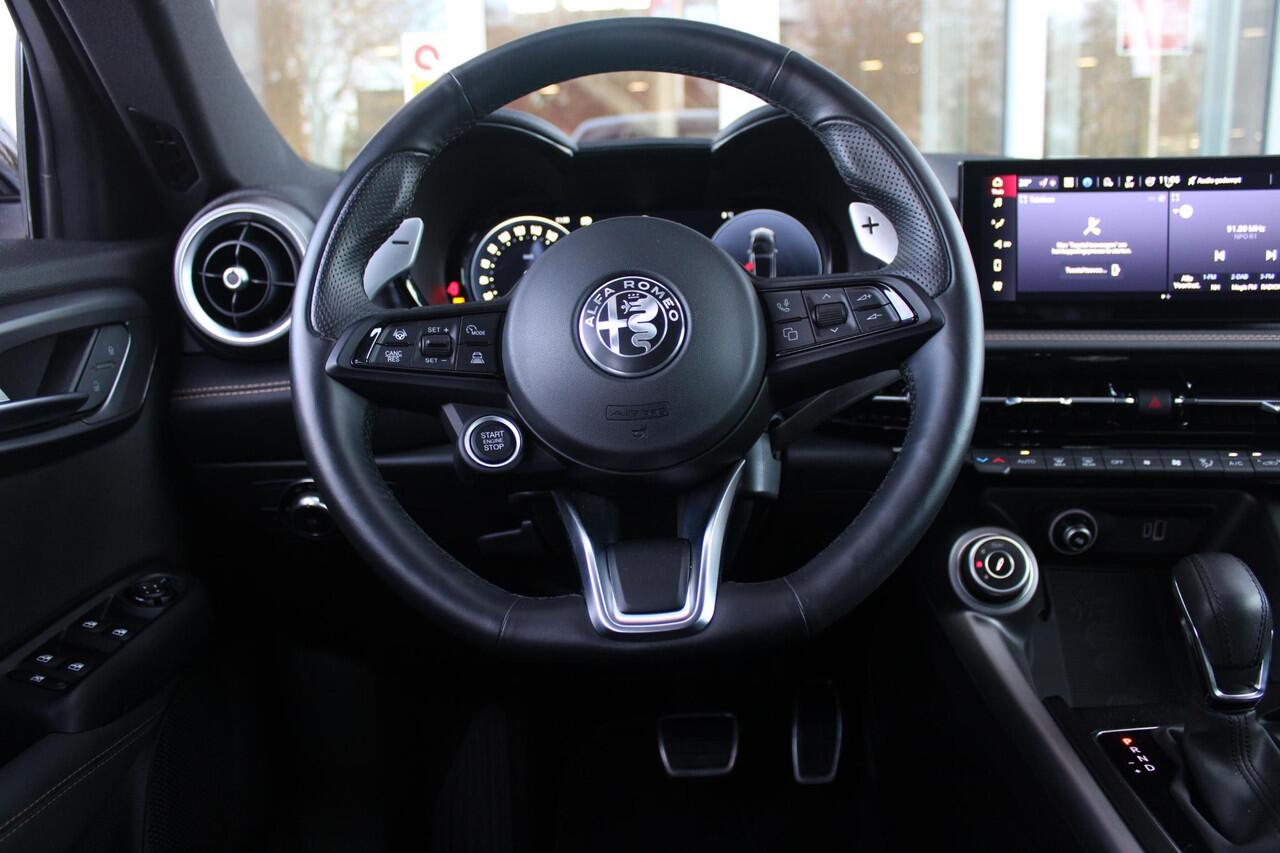 Alfa Romeo Tonale 1.5T 160PK Hybrid VELOCE | PREMIUM PACK: LEDEREN BEKLEDING/GEVENTILEERDE VOORSTOELEN/4-VOUDIG ELEKTRISCH VERSTELBARE LENDESTEUN VOORSTOELEN/HOOGGLANS ZWARTE RAAMOMLIJSTING/AMBIENT LIGHTING | TECHNOLOGY PACK: PARKEERWAARSCHUWING VOOR EN ACHTER/360° CAMERA/