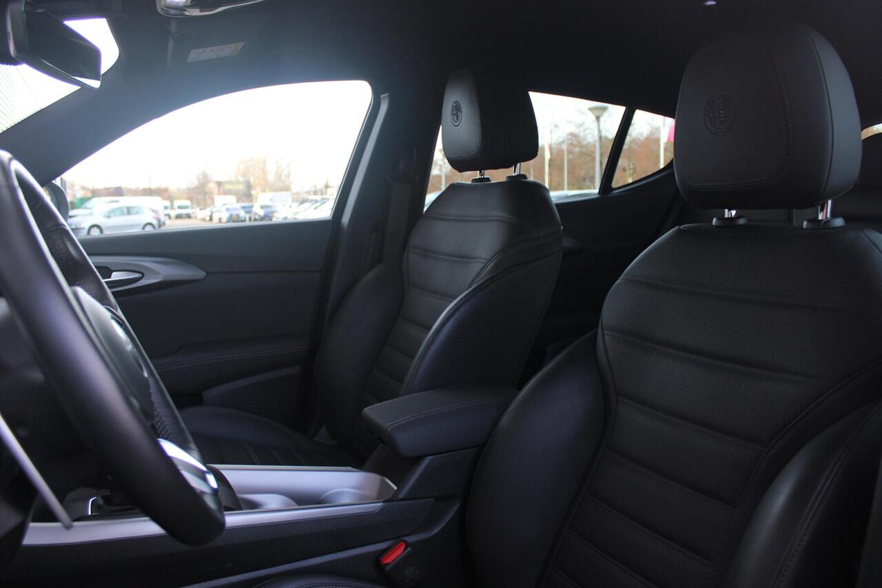 Alfa Romeo Tonale 1.5T 160PK Hybrid VELOCE | PREMIUM PACK: LEDEREN BEKLEDING/GEVENTILEERDE VOORSTOELEN/4-VOUDIG ELEKTRISCH VERSTELBARE LENDESTEUN VOORSTOELEN/HOOGGLANS ZWARTE RAAMOMLIJSTING/AMBIENT LIGHTING | TECHNOLOGY PACK: PARKEERWAARSCHUWING VOOR EN ACHTER/360° CAMERA/