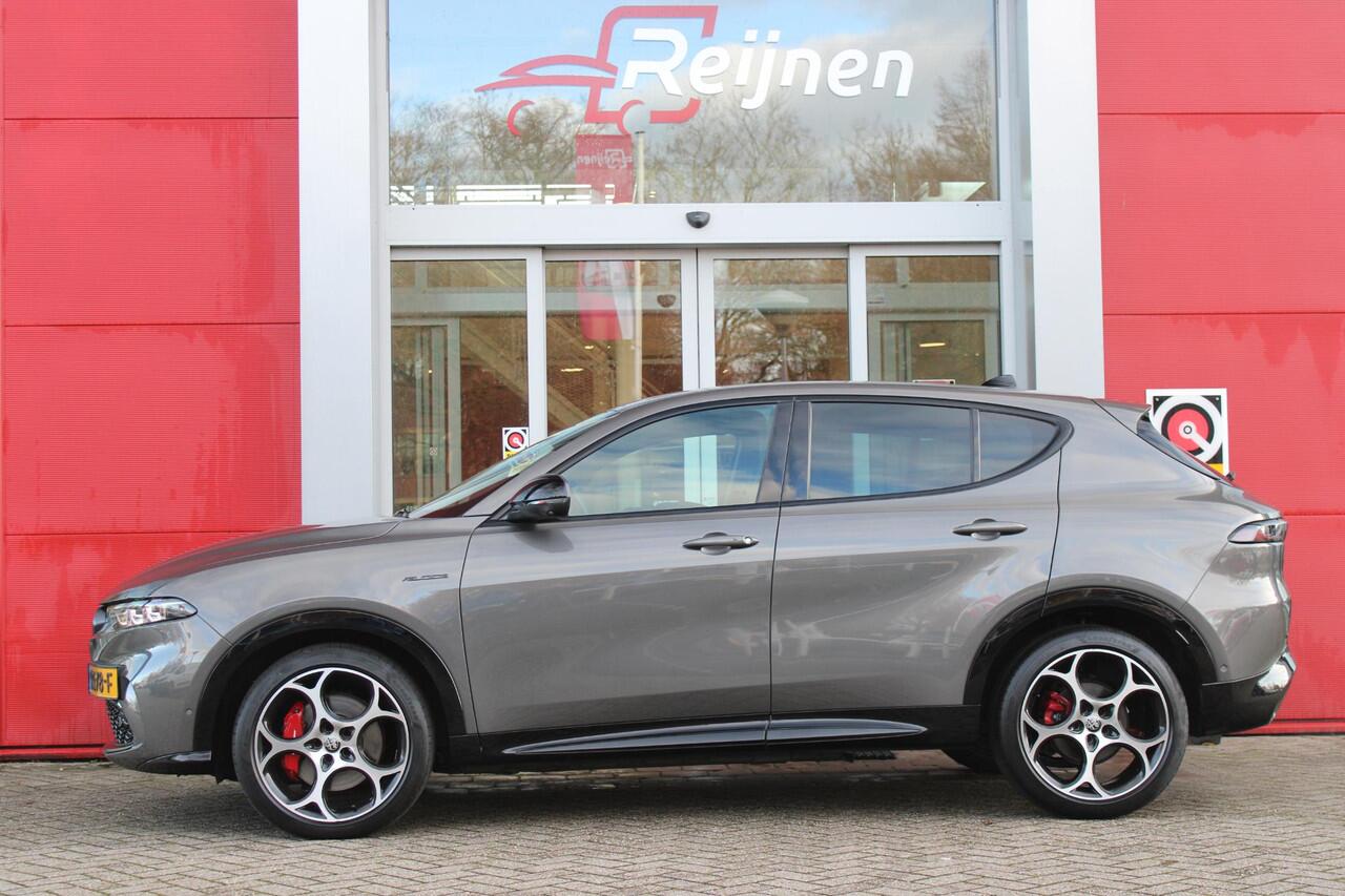 Alfa Romeo Tonale 1.5T 160PK Hybrid VELOCE | PREMIUM PACK: LEDEREN BEKLEDING/GEVENTILEERDE VOORSTOELEN/4-VOUDIG ELEKTRISCH VERSTELBARE LENDESTEUN VOORSTOELEN/HOOGGLANS ZWARTE RAAMOMLIJSTING/AMBIENT LIGHTING | TECHNOLOGY PACK: PARKEERWAARSCHUWING VOOR EN ACHTER/360° CAMERA/