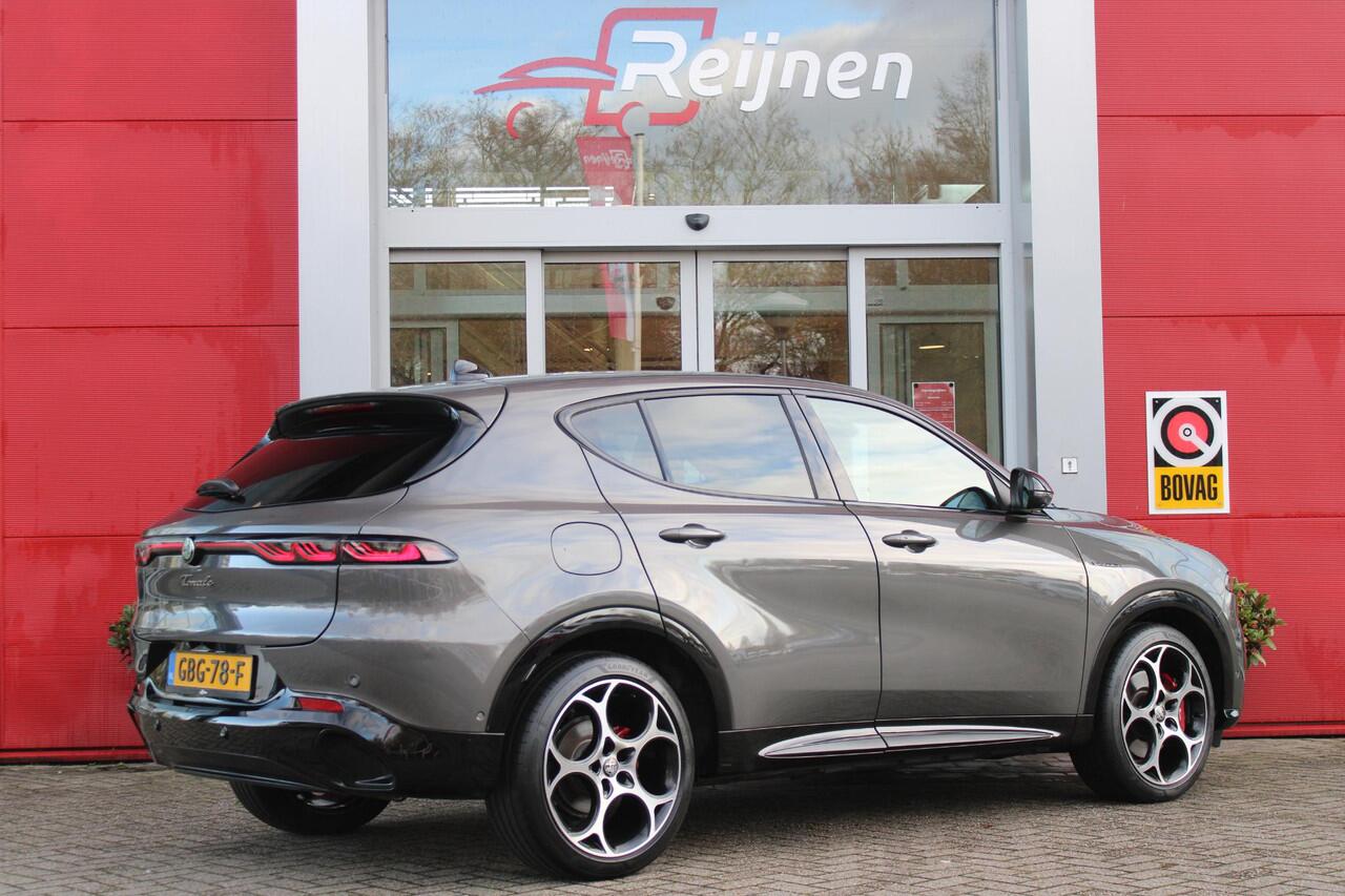 Alfa Romeo Tonale 1.5T 160PK Hybrid VELOCE | PREMIUM PACK: LEDEREN BEKLEDING/GEVENTILEERDE VOORSTOELEN/4-VOUDIG ELEKTRISCH VERSTELBARE LENDESTEUN VOORSTOELEN/HOOGGLANS ZWARTE RAAMOMLIJSTING/AMBIENT LIGHTING | TECHNOLOGY PACK: PARKEERWAARSCHUWING VOOR EN ACHTER/360° CAMERA/