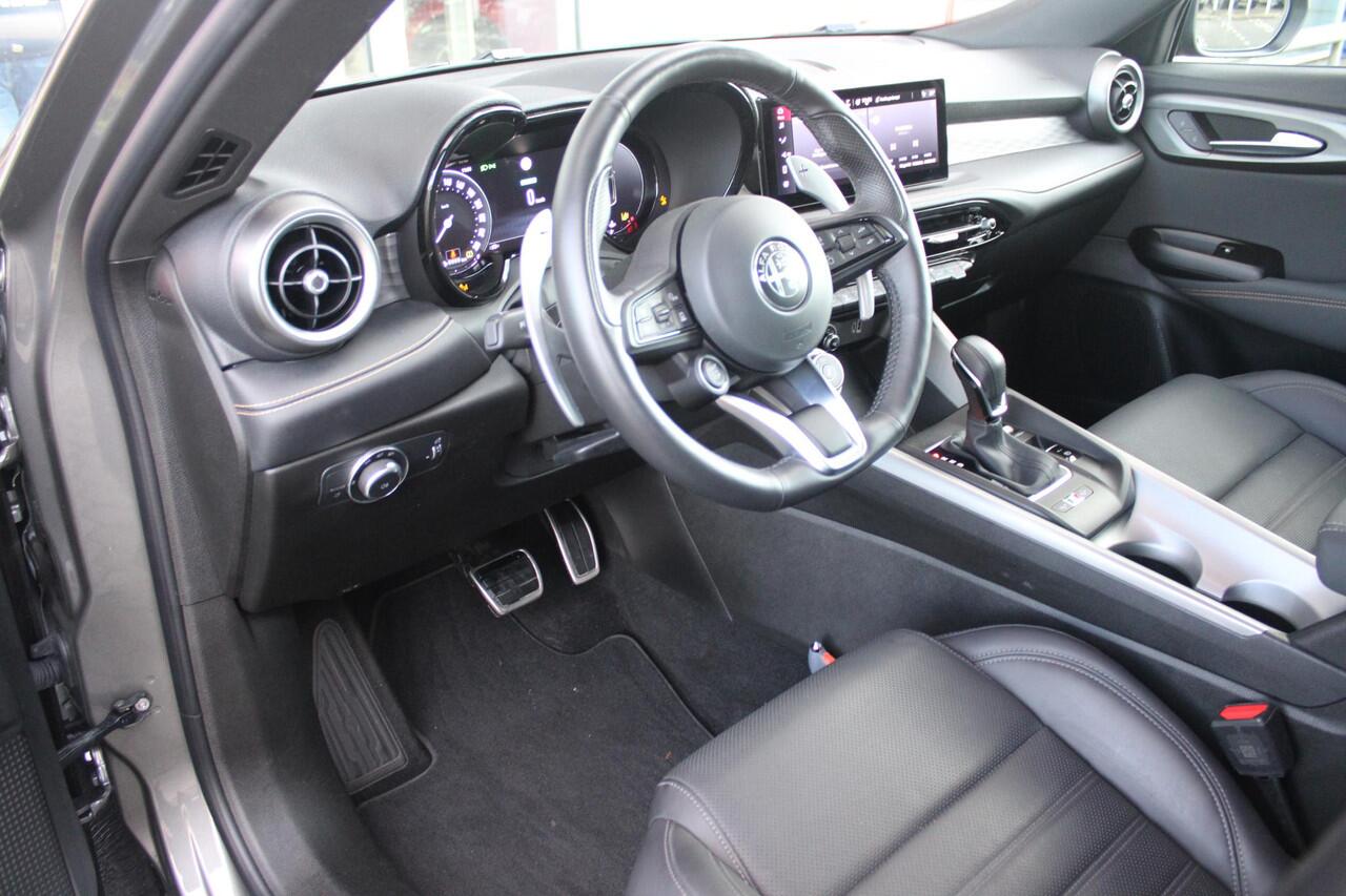 Alfa Romeo Tonale 1.5T 160PK Hybrid VELOCE | PREMIUM PACK: LEDEREN BEKLEDING/GEVENTILEERDE VOORSTOELEN/4-VOUDIG ELEKTRISCH VERSTELBARE LENDESTEUN VOORSTOELEN/HOOGGLANS ZWARTE RAAMOMLIJSTING/AMBIENT LIGHTING | TECHNOLOGY PACK: PARKEERWAARSCHUWING VOOR EN ACHTER/360° CAMERA/