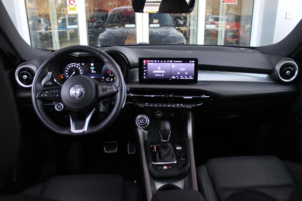 Alfa Romeo Tonale 1.5T 160PK Hybrid VELOCE | PREMIUM PACK: LEDEREN BEKLEDING/GEVENTILEERDE VOORSTOELEN/4-VOUDIG ELEKTRISCH VERSTELBARE LENDESTEUN VOORSTOELEN/HOOGGLANS ZWARTE RAAMOMLIJSTING/AMBIENT LIGHTING | TECHNOLOGY PACK: PARKEERWAARSCHUWING VOOR EN ACHTER/360° CAMERA/