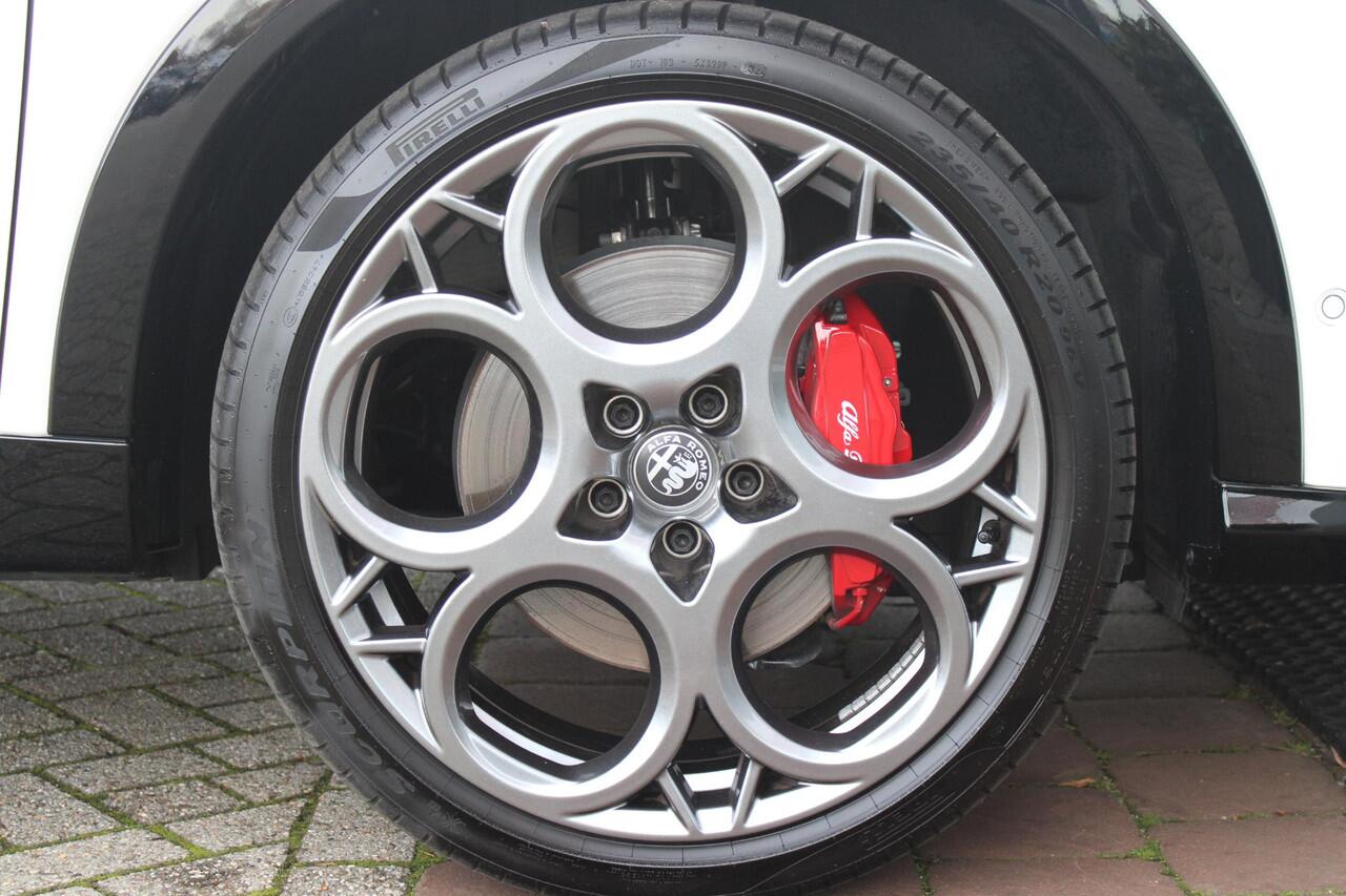 Alfa Romeo Tonale 1.5T 160PK Hybrid VELOCE | PANORAMISCH SCHUIF/KANTEL DAK | PREMIUM PACK: LEDEREN BEKLEDING/GEVENTILEERDE VOORSTOELEN/4-VOUDIG ELEKTRISCH VERSTELBARE LENDESTEUN VOORSTOELEN/HOOGGLANS ZWARTE RAAMOMLIJSTING/AMBIENT LIGHTING | TECHNOLOGY PACK: PARKEERWAARSCHU