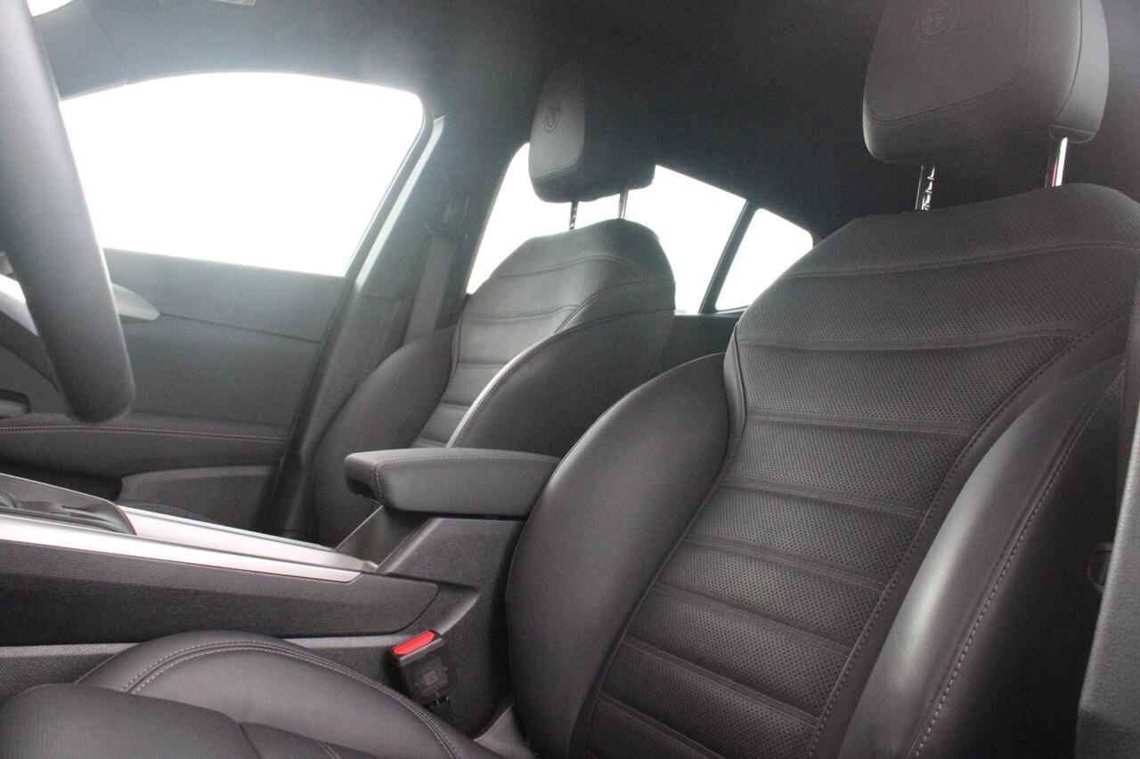 Alfa Romeo Tonale 1.5T 160PK Hybrid VELOCE | PANORAMISCH SCHUIF/KANTEL DAK | PREMIUM PACK: LEDEREN BEKLEDING/GEVENTILEERDE VOORSTOELEN/4-VOUDIG ELEKTRISCH VERSTELBARE LENDESTEUN VOORSTOELEN/HOOGGLANS ZWARTE RAAMOMLIJSTING/AMBIENT LIGHTING | TECHNOLOGY PACK: PARKEERWAARSCHU