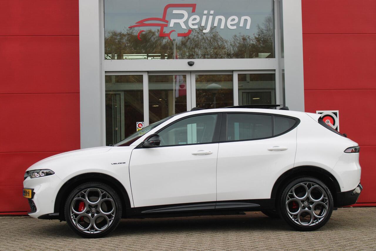 Alfa Romeo Tonale 1.5T 160PK Hybrid VELOCE | PANORAMISCH SCHUIF/KANTEL DAK | PREMIUM PACK: LEDEREN BEKLEDING/GEVENTILEERDE VOORSTOELEN/4-VOUDIG ELEKTRISCH VERSTELBARE LENDESTEUN VOORSTOELEN/HOOGGLANS ZWARTE RAAMOMLIJSTING/AMBIENT LIGHTING | TECHNOLOGY PACK: PARKEERWAARSCHU