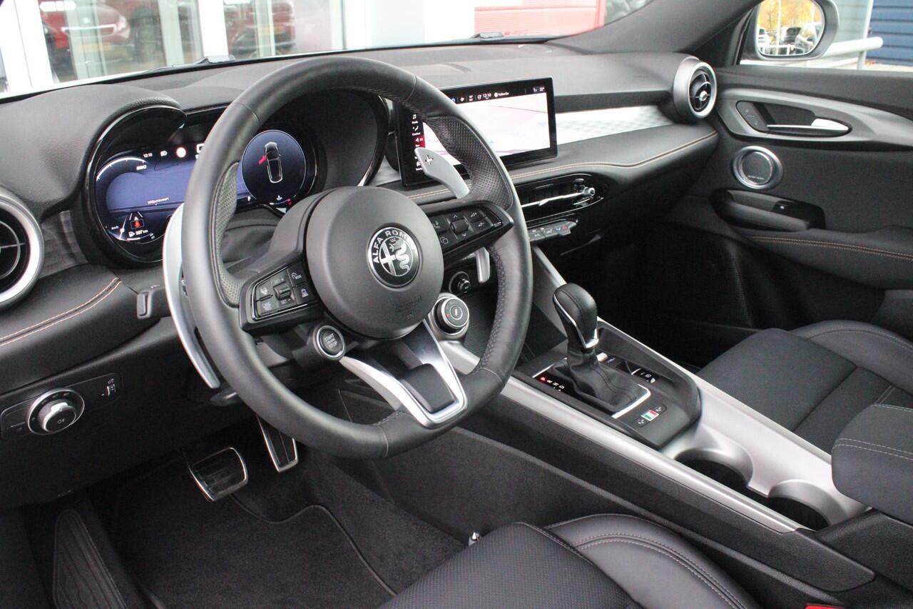 Alfa Romeo Tonale 1.5T 160PK Hybrid VELOCE | PANORAMISCH SCHUIF/KANTEL DAK | PREMIUM PACK: LEDEREN BEKLEDING/GEVENTILEERDE VOORSTOELEN/4-VOUDIG ELEKTRISCH VERSTELBARE LENDESTEUN VOORSTOELEN/HOOGGLANS ZWARTE RAAMOMLIJSTING/AMBIENT LIGHTING | TECHNOLOGY PACK: PARKEERWAARSCHU