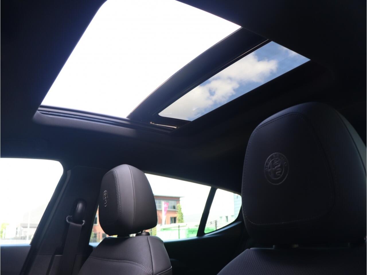 Alfa Romeo Tonale 1.3T PHEV 280 PK Veloce | Pano | Leder | LED | Winter | 20"