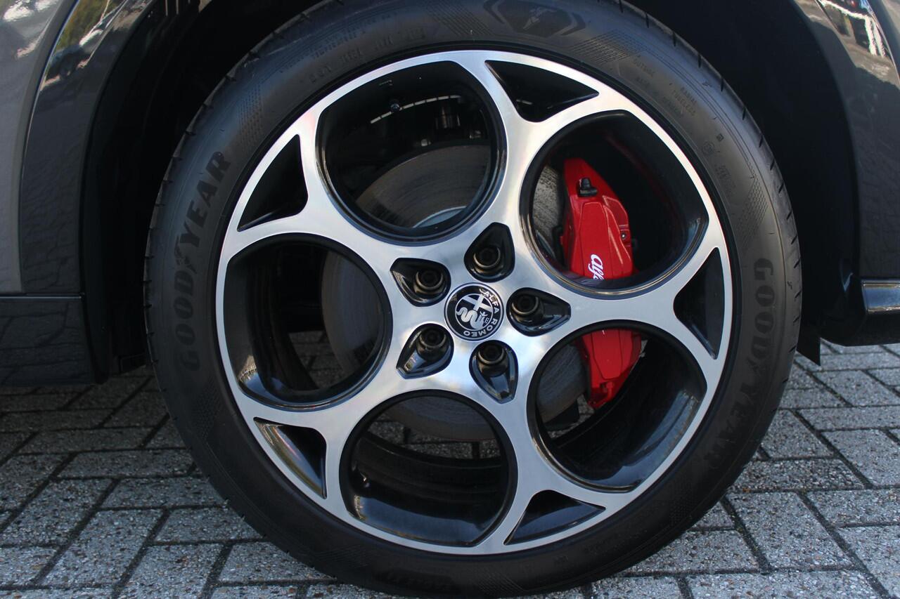 Alfa Romeo Tonale PHEV 280PK VELOCE | NIEUWE AUTO! | PANORAMISCH SCHUIF/KANTEL DAK | WINTERPACK: STOEL/STUUR VERWARMING | TECHNOLOGY PACK: PARKEERWAARSCHUWING VOOR EN ACHTER/360° CAMERA/AUTOMATISCH INPARKEREN/ AUTONOMOUS DRIVING LEVEL 2: ADAPTIVE CRUISE CONTROL/LANE CENTER