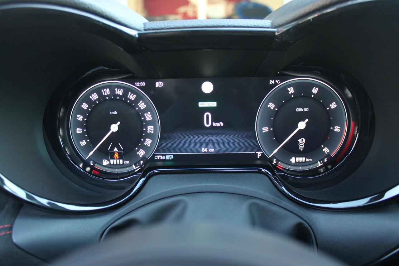 Alfa Romeo Tonale PHEV 280PK VELOCE | NIEUWE AUTO! | PANORAMISCH SCHUIF/KANTEL DAK | WINTERPACK: STOEL/STUUR VERWARMING | TECHNOLOGY PACK: PARKEERWAARSCHUWING VOOR EN ACHTER/360° CAMERA/AUTOMATISCH INPARKEREN/ AUTONOMOUS DRIVING LEVEL 2: ADAPTIVE CRUISE CONTROL/LANE CENTER