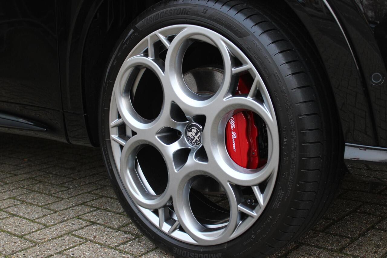 Alfa Romeo Tonale 1.3T PHEV 280PK VELOCE Q4 | PANORAMISCH SCHUIF / KANTELDAK | LEDEREN BEKLEDING | VOORSTOELEN / STUUR VERWARMD | VOORSTOELEN GEVENTILEERD | VOORSTOELEN ELEKTRISCH VERSTELBAAR | DRAADLOOS APPLE CARPLAY / ANDROID AUTO | 360° CAMERA | AUTOMATISCH DIMMENDE BUI