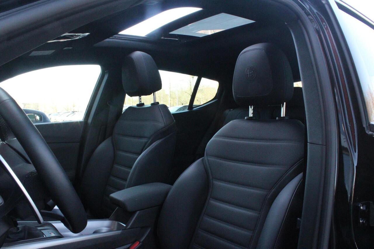 Alfa Romeo Tonale 1.3T PHEV 280PK VELOCE Q4 | PANORAMISCH SCHUIF / KANTELDAK | LEDEREN BEKLEDING | VOORSTOELEN / STUUR VERWARMD | VOORSTOELEN GEVENTILEERD | VOORSTOELEN ELEKTRISCH VERSTELBAAR | DRAADLOOS APPLE CARPLAY / ANDROID AUTO | 360° CAMERA | AUTOMATISCH DIMMENDE BUI