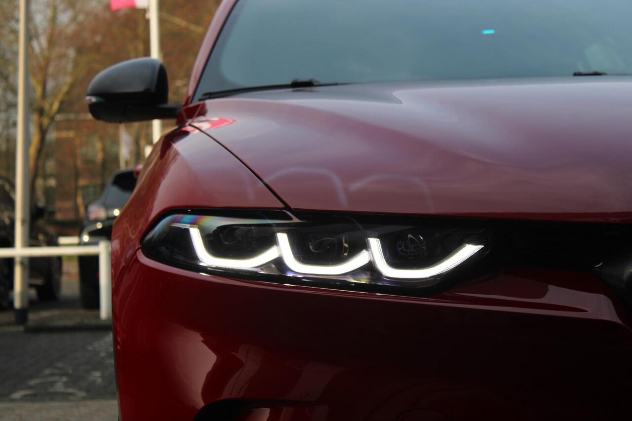 Alfa Romeo Tonale PHEV 280PK VELOCE | HARMAN/KARDON PREMIUM AUDIO | PREMIUM PACK: LEDEREN BEKLEDING/GEVENTILEERDE VOORSTOELEN/4-VOUDIG ELEKTRISCH VERSTELBARE LENDESTEUN VOORSTOELEN | WINTERPACK: STOEL/STUUR VERWARMING | STOEL VENTILATIE | TECHNOLOGY PACK: PARKEERWAARSCHUWI