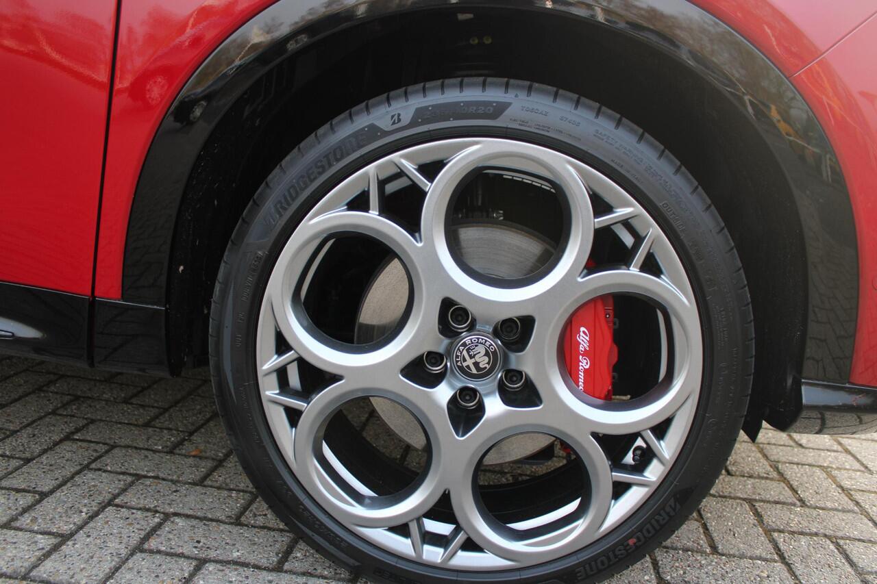 Alfa Romeo Tonale PHEV 280PK VELOCE | HARMAN/KARDON PREMIUM AUDIO | PREMIUM PACK: LEDEREN BEKLEDING/GEVENTILEERDE VOORSTOELEN/4-VOUDIG ELEKTRISCH VERSTELBARE LENDESTEUN VOORSTOELEN | WINTERPACK: STOEL/STUUR VERWARMING | STOEL VENTILATIE | TECHNOLOGY PACK: PARKEERWAARSCHUWI