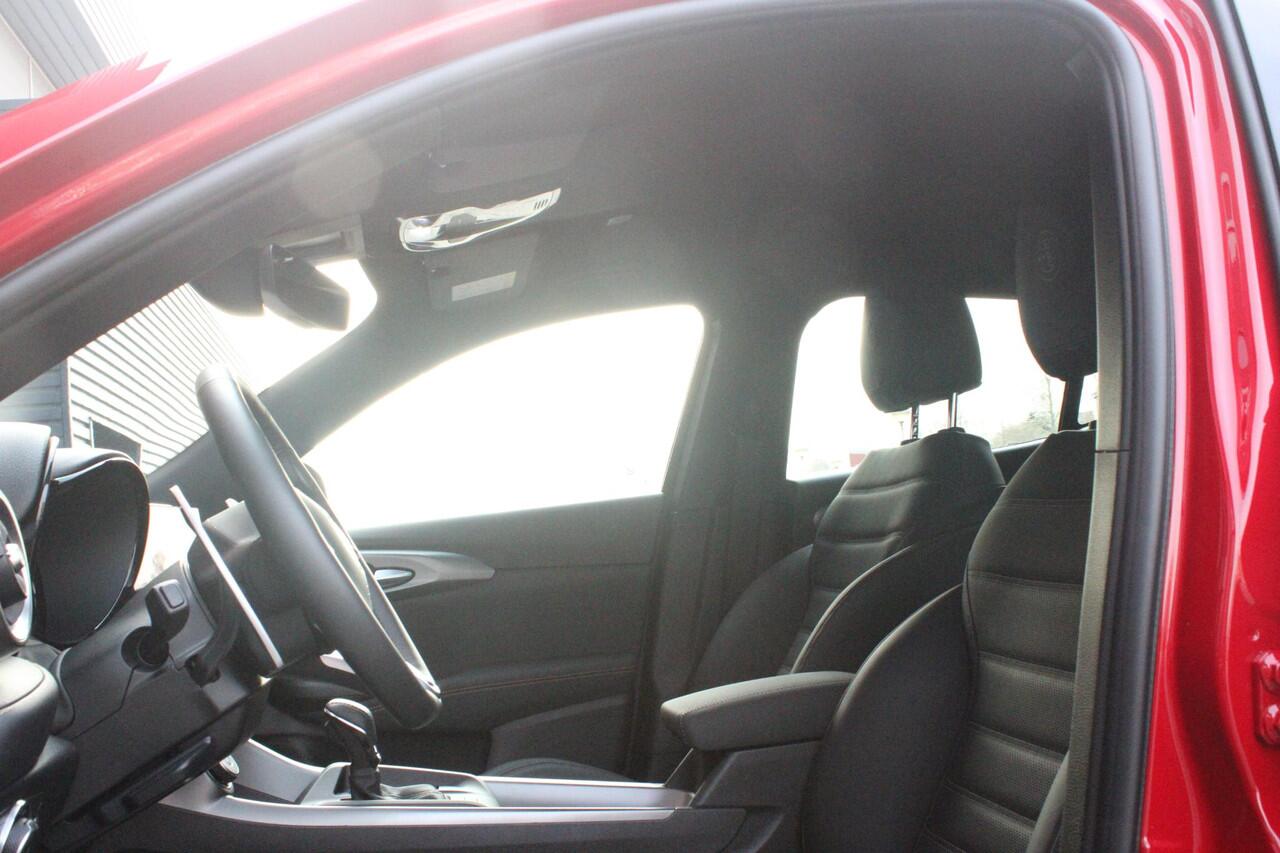 Alfa Romeo Tonale PHEV 280PK VELOCE | HARMAN/KARDON PREMIUM AUDIO | PREMIUM PACK: LEDEREN BEKLEDING/GEVENTILEERDE VOORSTOELEN/4-VOUDIG ELEKTRISCH VERSTELBARE LENDESTEUN VOORSTOELEN | WINTERPACK: STOEL/STUUR VERWARMING | STOEL VENTILATIE | TECHNOLOGY PACK: PARKEERWAARSCHUWI